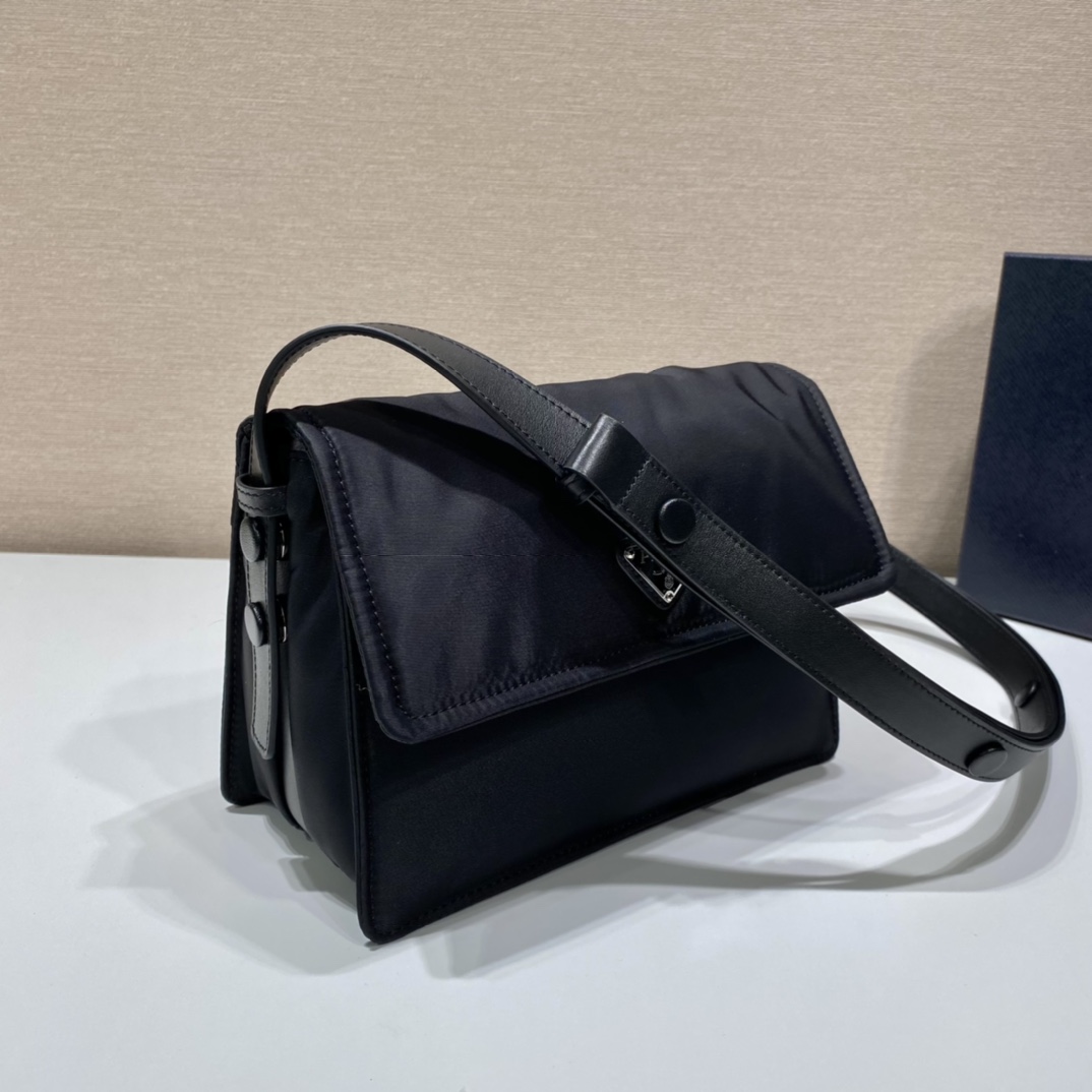 小号 普拉达 PRADA Re-Nylon Cini 复古三角形 邮差包 单肩包 斜挎包 黑色 F0 1BD313_RDLN_F0002