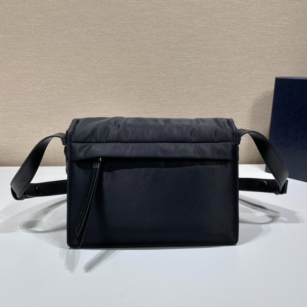 小号 普拉达 PRADA Re-Nylon Cini 复古三角形 邮差包 单肩包 斜挎包 黑色 F0 1BD313_RDLN_F0002