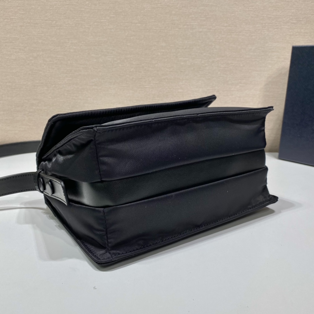 小号 普拉达 PRADA Re-Nylon Cini 复古三角形 邮差包 单肩包 斜挎包 黑色 F0 1BD313_RDLN_F0002
