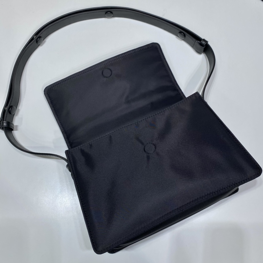 小号 普拉达 PRADA Re-Nylon Cini 复古三角形 邮差包 单肩包 斜挎包 黑色 F0 1BD313_RDLN_F0002