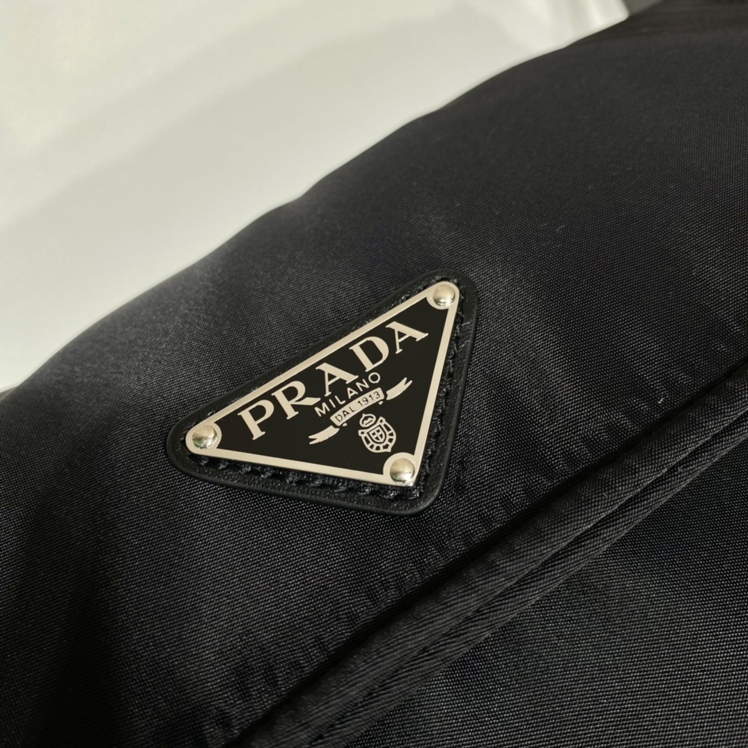 小号 普拉达 PRADA Re-Nylon Cini 复古三角形 邮差包 单肩包 斜挎包 黑色 F0 1BD313_RDLN_F0002