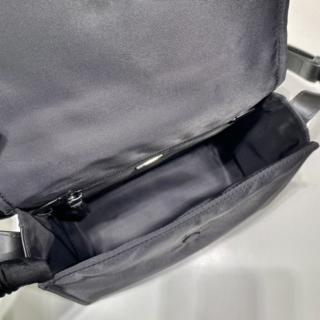 小号 普拉达 PRADA Re-Nylon Cini 复古三角形 邮差包 单肩包 斜挎包 黑色 F0 1BD313_RDLN_F0002