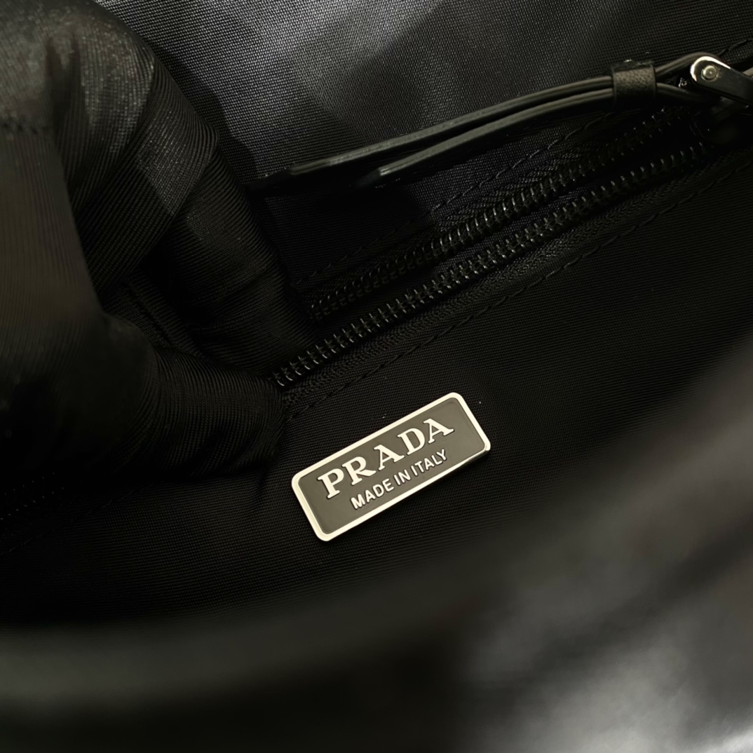小号 普拉达 PRADA Re-Nylon Cini 复古三角形 邮差包 单肩包 斜挎包 黑色 F0 1BD313_RDLN_F0002