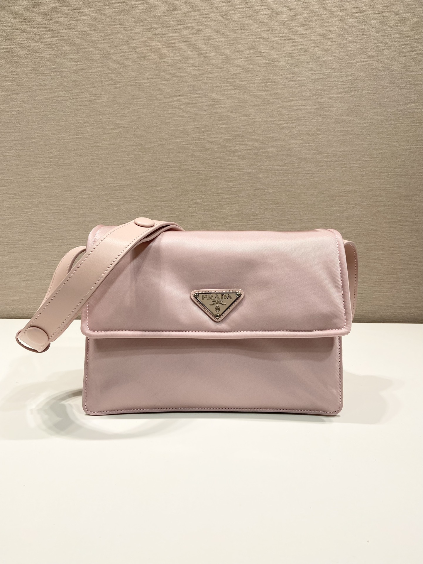 小号 普拉达 PRADA Re-Nylon Cini 复古三角形 邮差包 单肩包 斜挎包 粉色 F0 1BD313