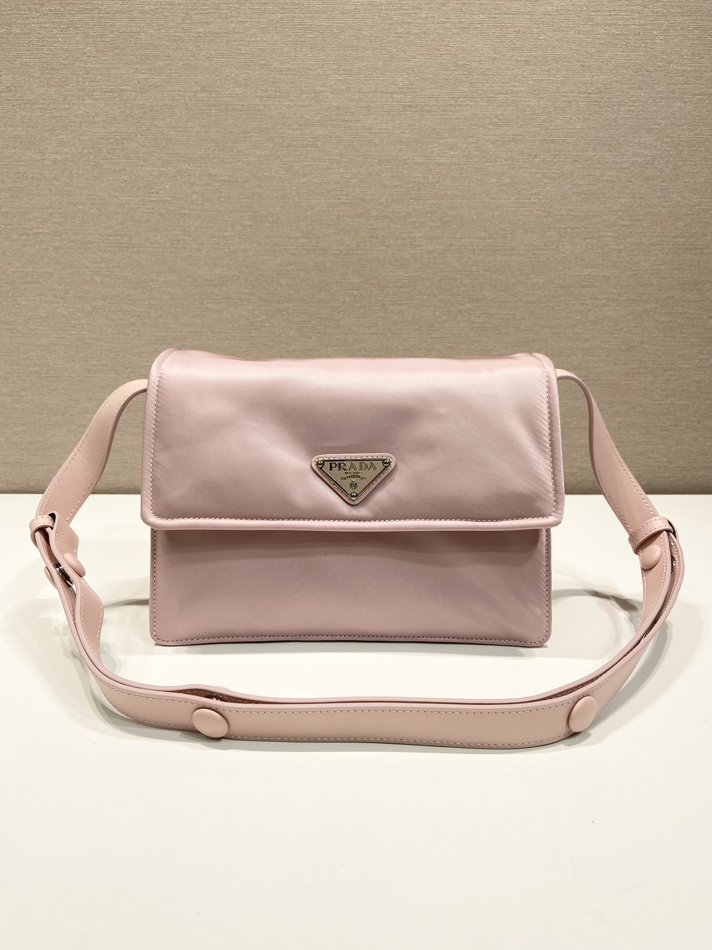 小号 普拉达 PRADA Re-Nylon Cini 复古三角形 邮差包 单肩包 斜挎包 粉色 F0 1BD313