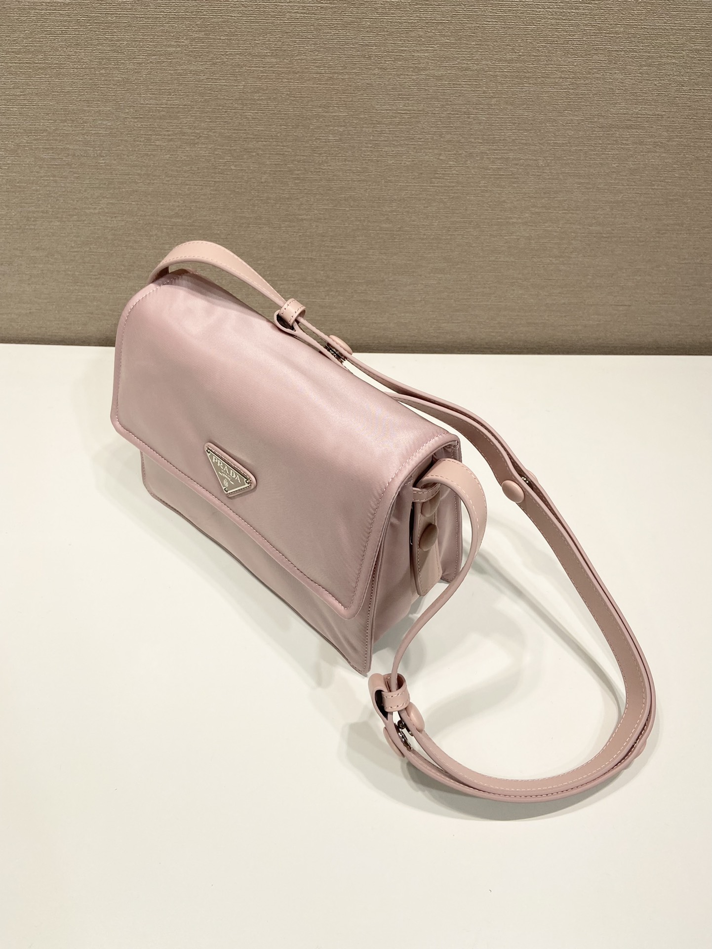 小号 普拉达 PRADA Re-Nylon Cini 复古三角形 邮差包 单肩包 斜挎包 粉色 F0 1BD313