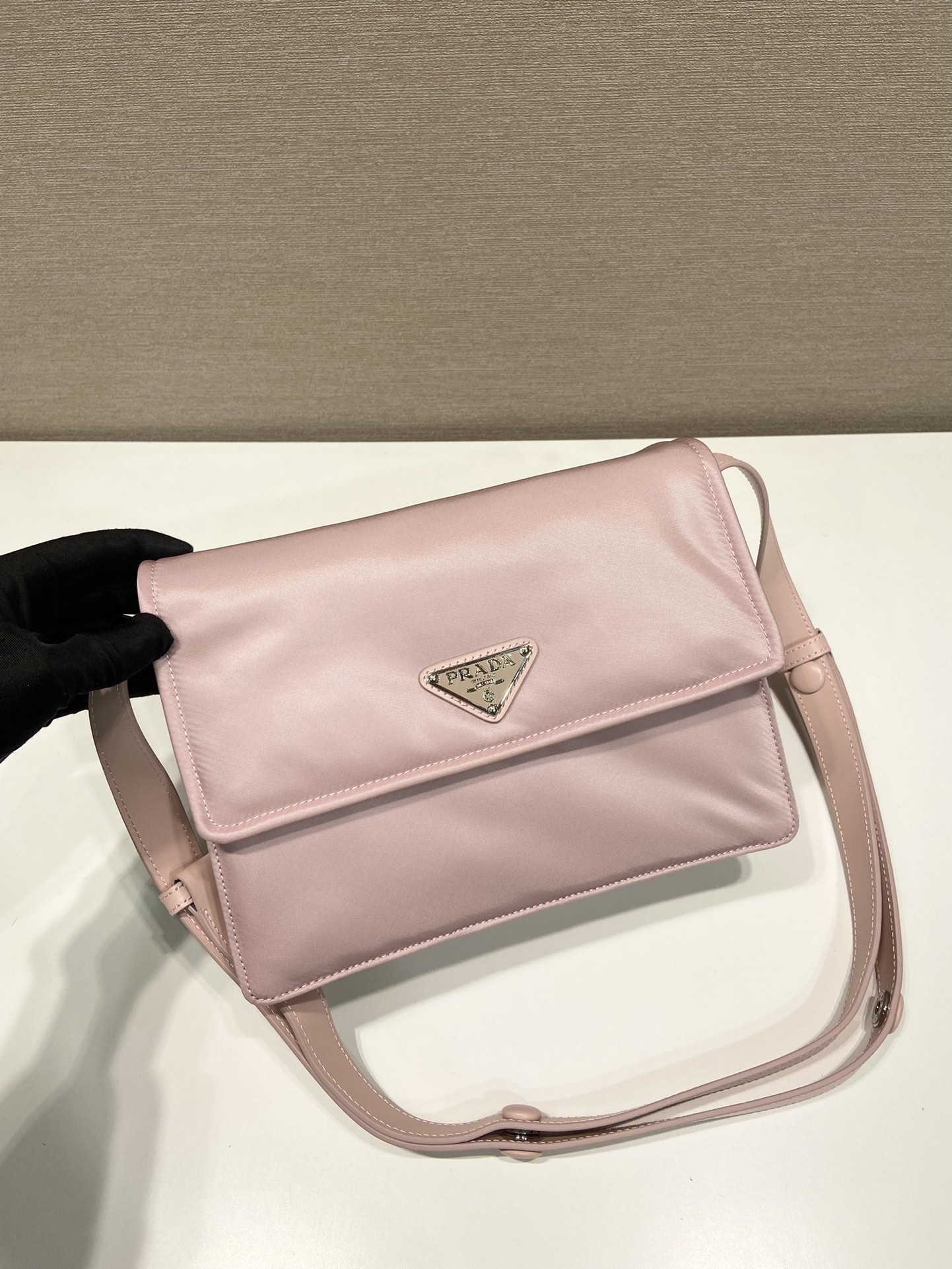 小号 普拉达 PRADA Re-Nylon Cini 复古三角形 邮差包 单肩包 斜挎包 粉色 F0 1BD313