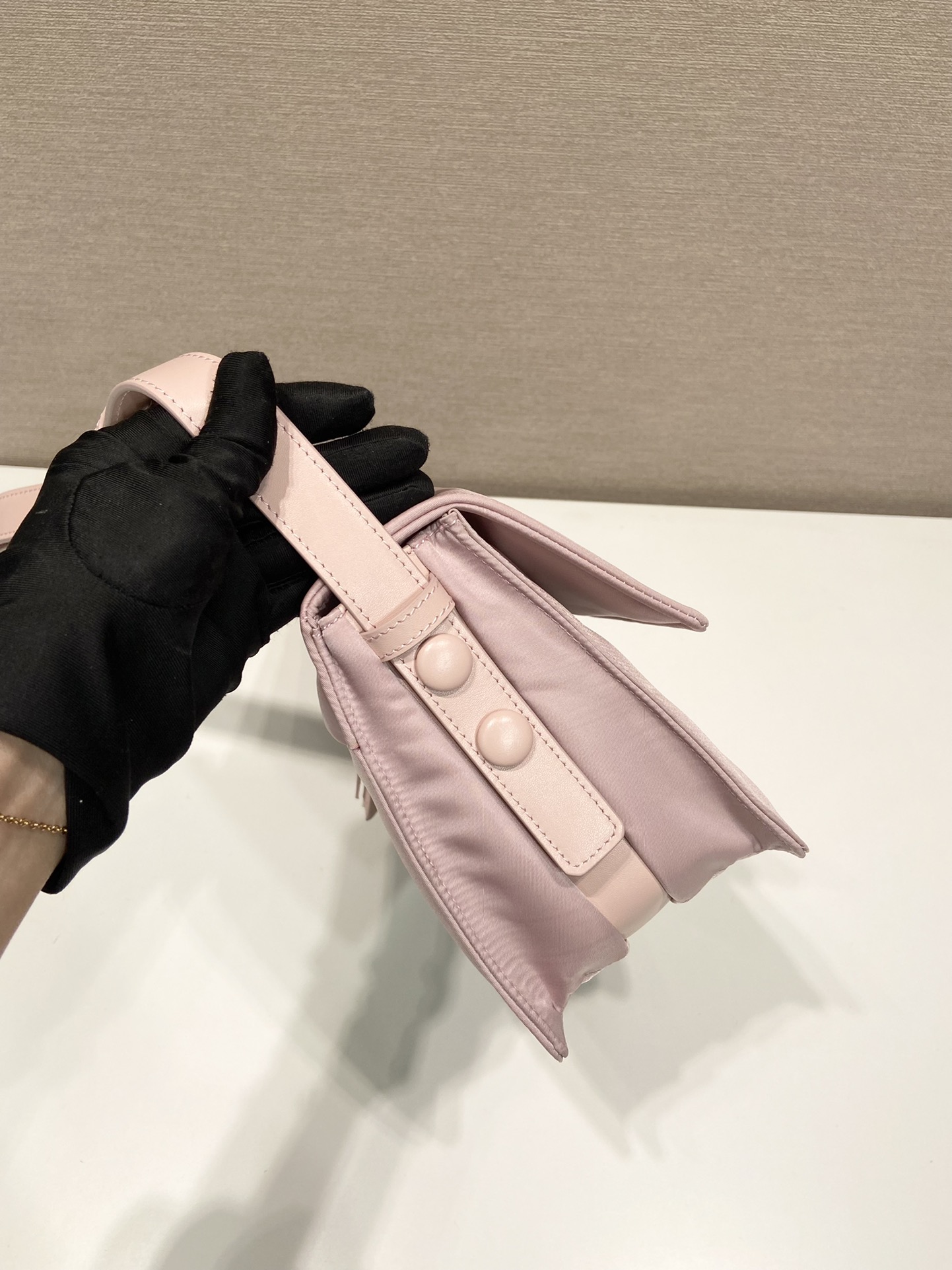 小号 普拉达 PRADA Re-Nylon Cini 复古三角形 邮差包 单肩包 斜挎包 粉色 F0 1BD313