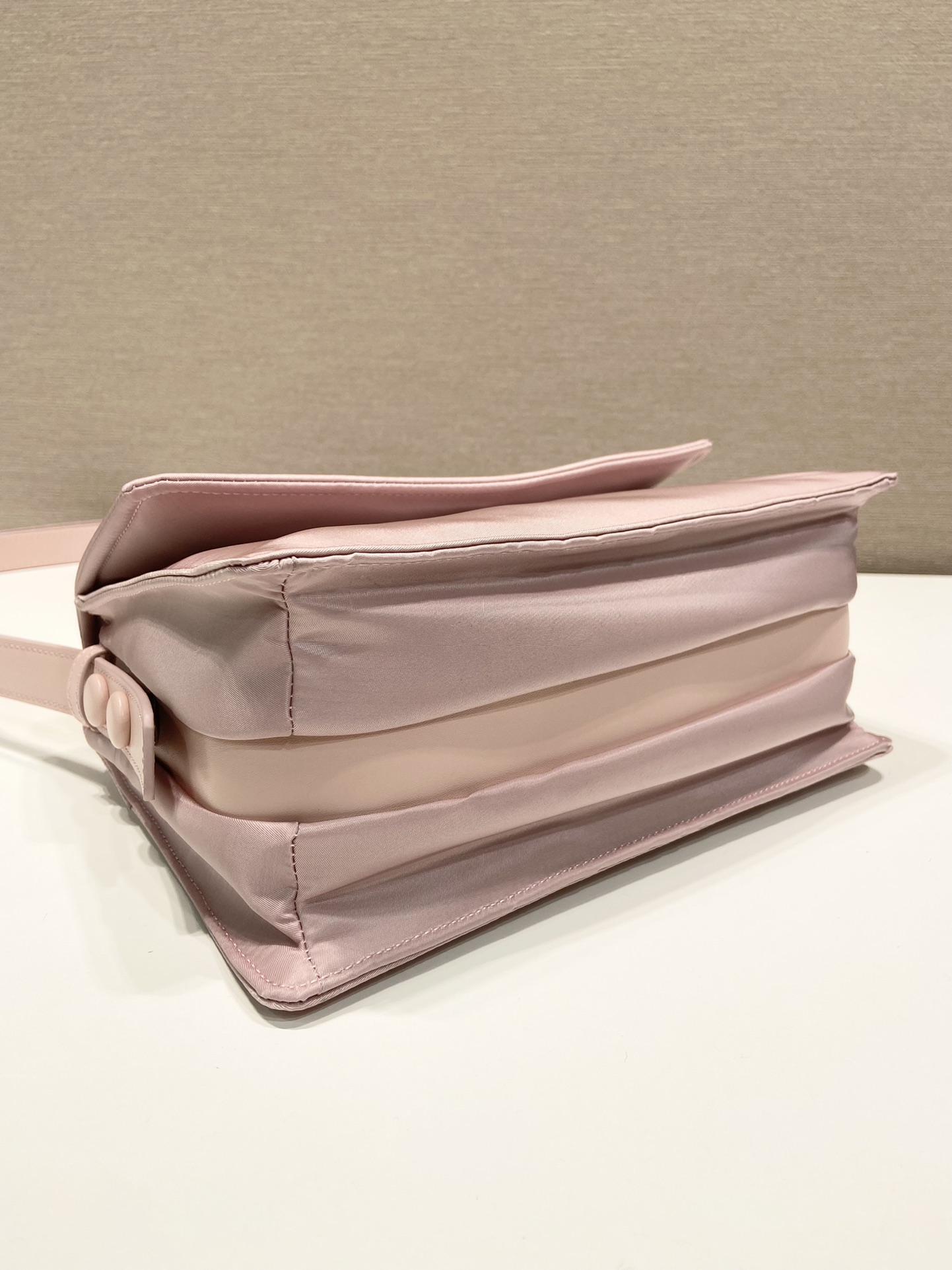 小号 普拉达 PRADA Re-Nylon Cini 复古三角形 邮差包 单肩包 斜挎包 粉色 F0 1BD313