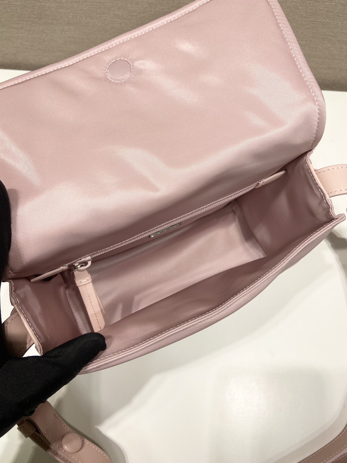 小号 普拉达 PRADA Re-Nylon Cini 复古三角形 邮差包 单肩包 斜挎包 粉色 F0 1BD313
