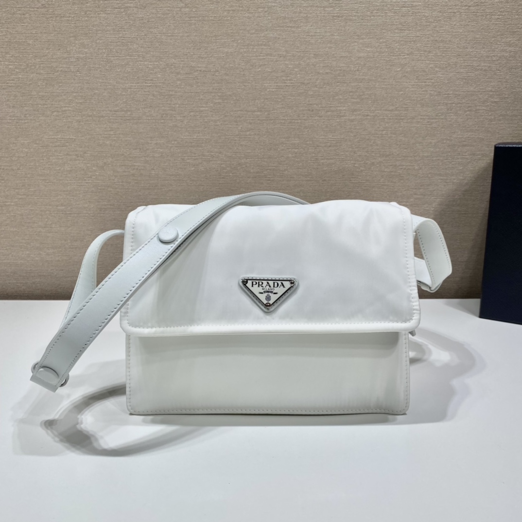 小号 普拉达 PRADA Re-Nylon Cini 复古三角形 邮差包 单肩包 斜挎包 白色 F0 1BD313