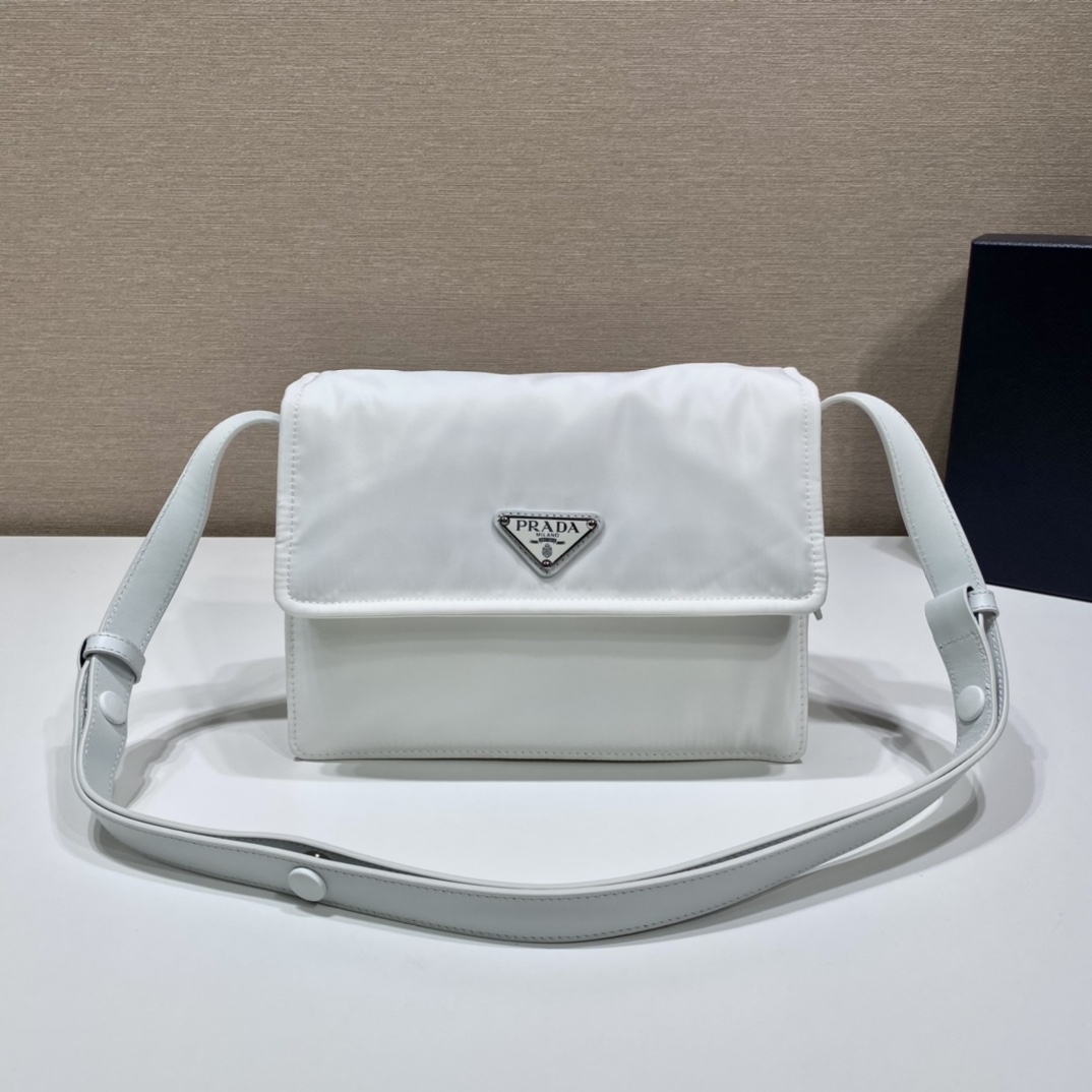 小号 普拉达 PRADA Re-Nylon Cini 复古三角形 邮差包 单肩包 斜挎包 白色 F0 1BD313