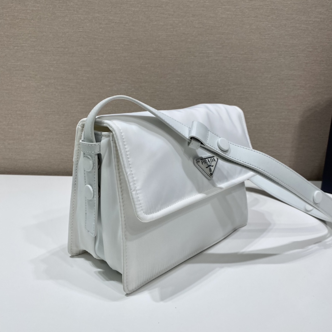 小号 普拉达 PRADA Re-Nylon Cini 复古三角形 邮差包 单肩包 斜挎包 白色 F0 1BD313