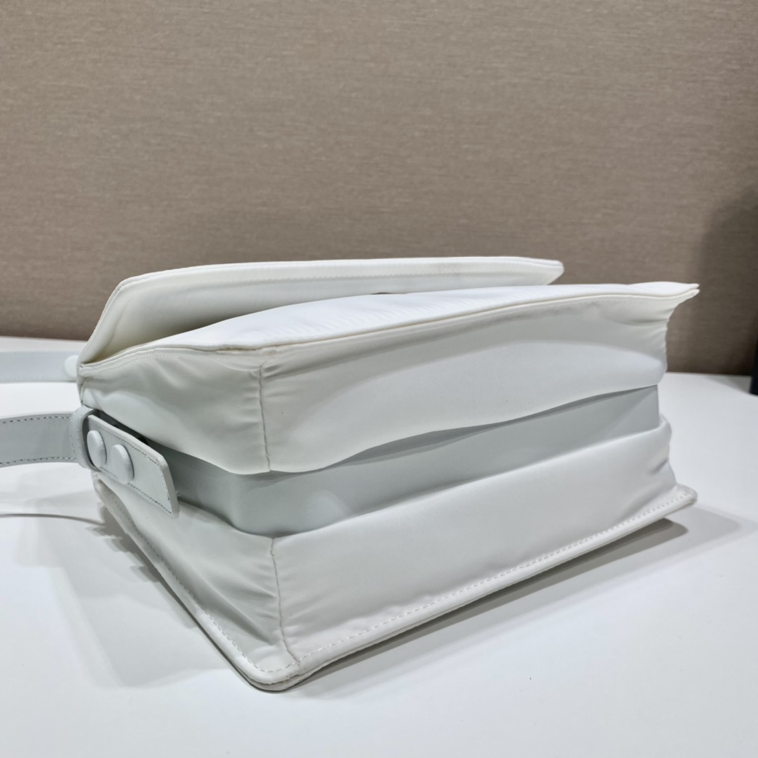 小号 普拉达 PRADA Re-Nylon Cini 复古三角形 邮差包 单肩包 斜挎包 白色 F0 1BD313
