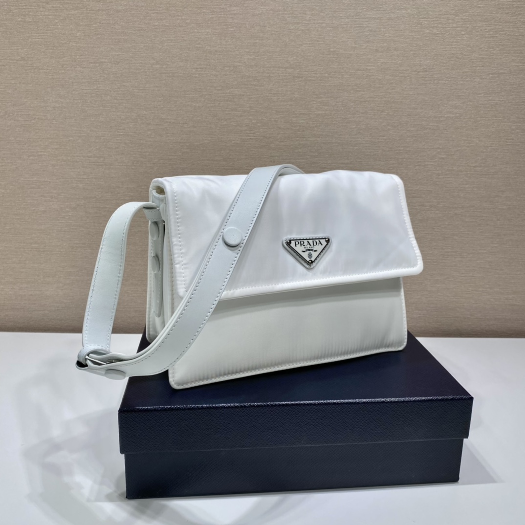 小号 普拉达 PRADA Re-Nylon Cini 复古三角形 邮差包 单肩包 斜挎包 白色 F0 1BD313