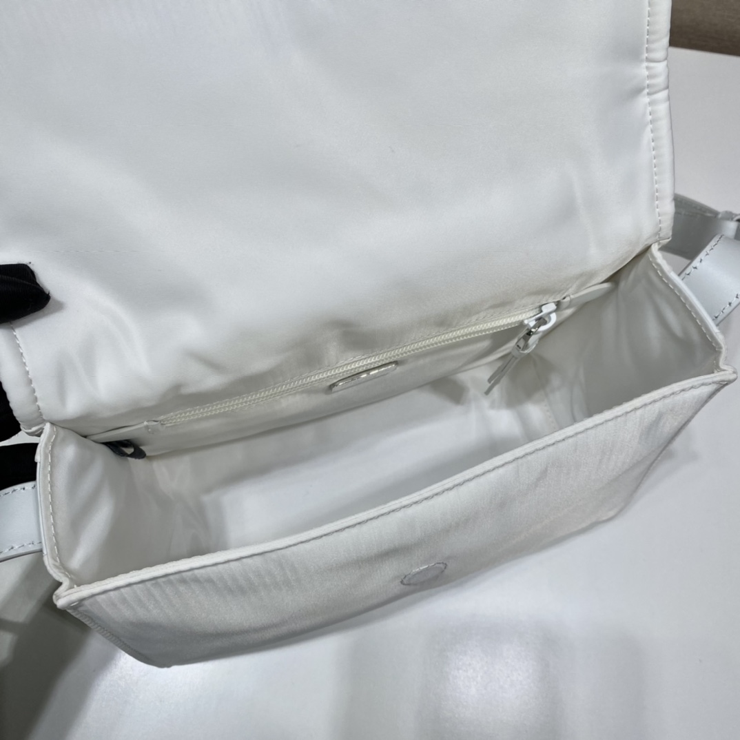 小号 普拉达 PRADA Re-Nylon Cini 复古三角形 邮差包 单肩包 斜挎包 白色 F0 1BD313