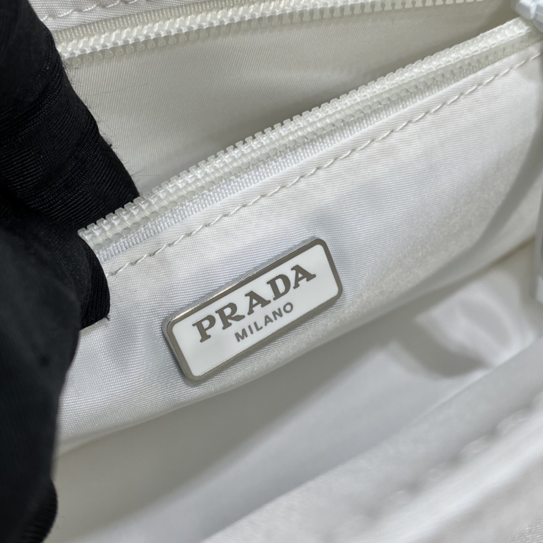 小号 普拉达 PRADA Re-Nylon Cini 复古三角形 邮差包 单肩包 斜挎包 白色 F0 1BD313