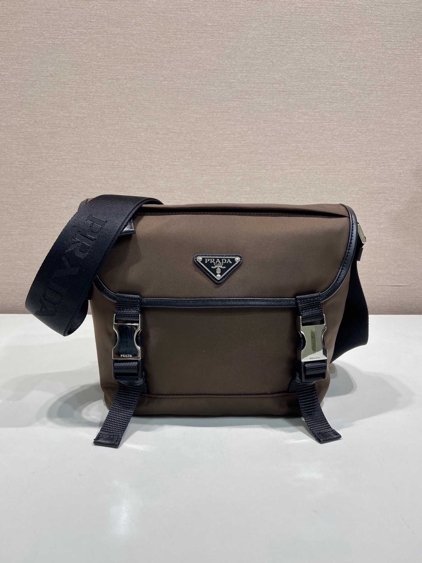 普拉达 PRADA Re-Nylon  复古三角形 邮差包 单肩包 斜挎包 棕色F0 2VD066_2DMG_F0038_V_OOM