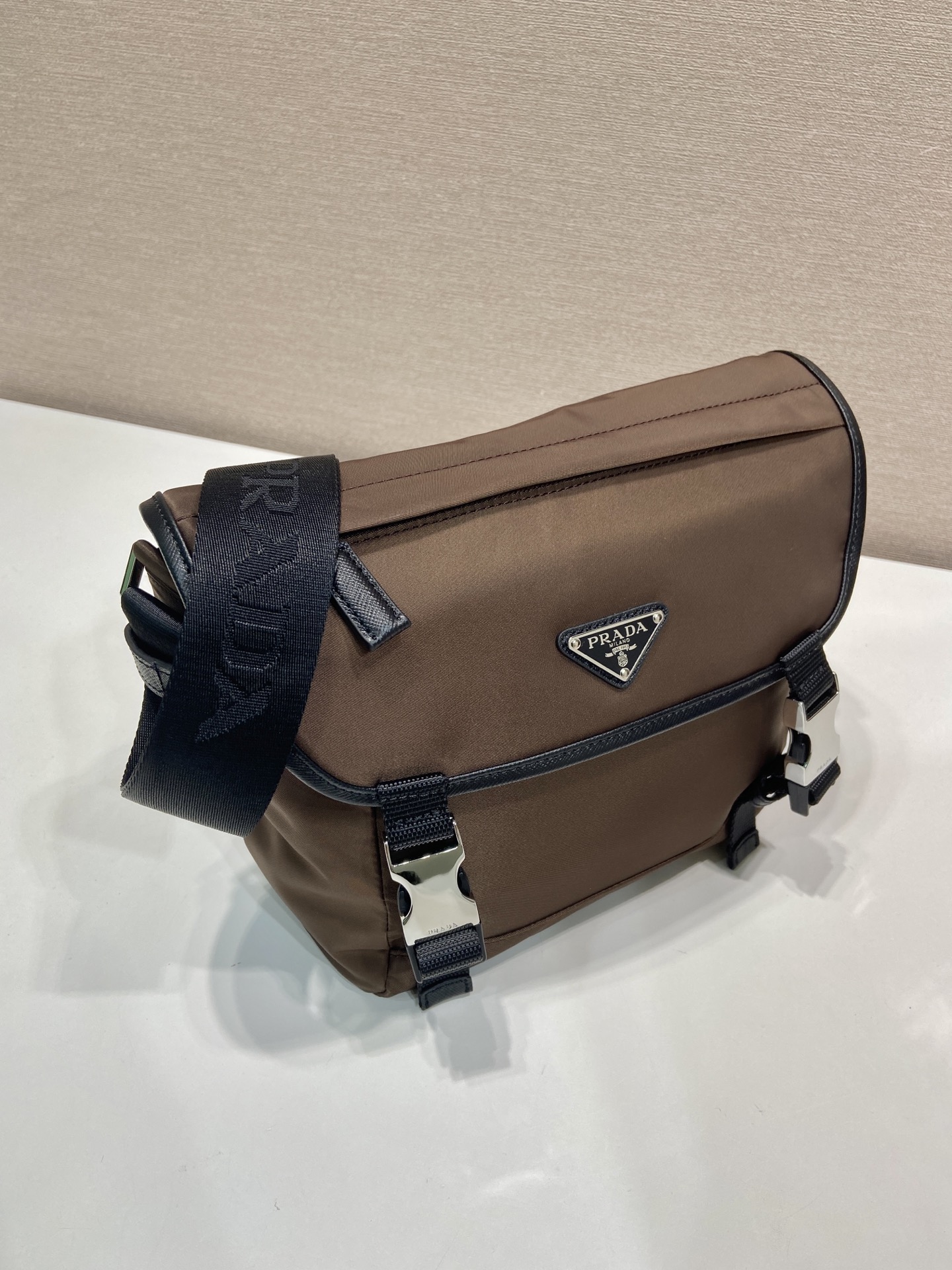 普拉达 PRADA Re-Nylon  复古三角形 邮差包 单肩包 斜挎包 棕色F0 2VD066_2DMG_F0038_V_OOM
