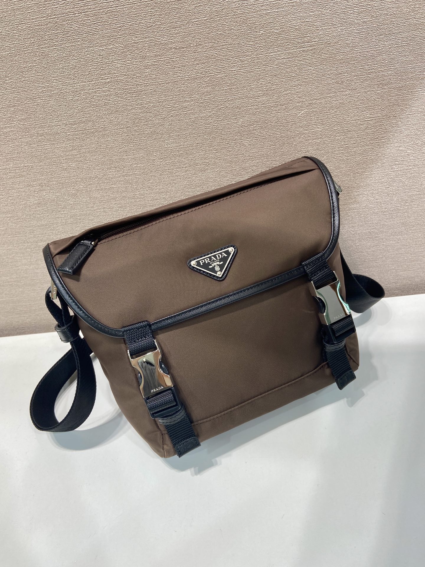 普拉达 PRADA Re-Nylon  复古三角形 邮差包 单肩包 斜挎包 棕色F0 2VD066_2DMG_F0038_V_OOM