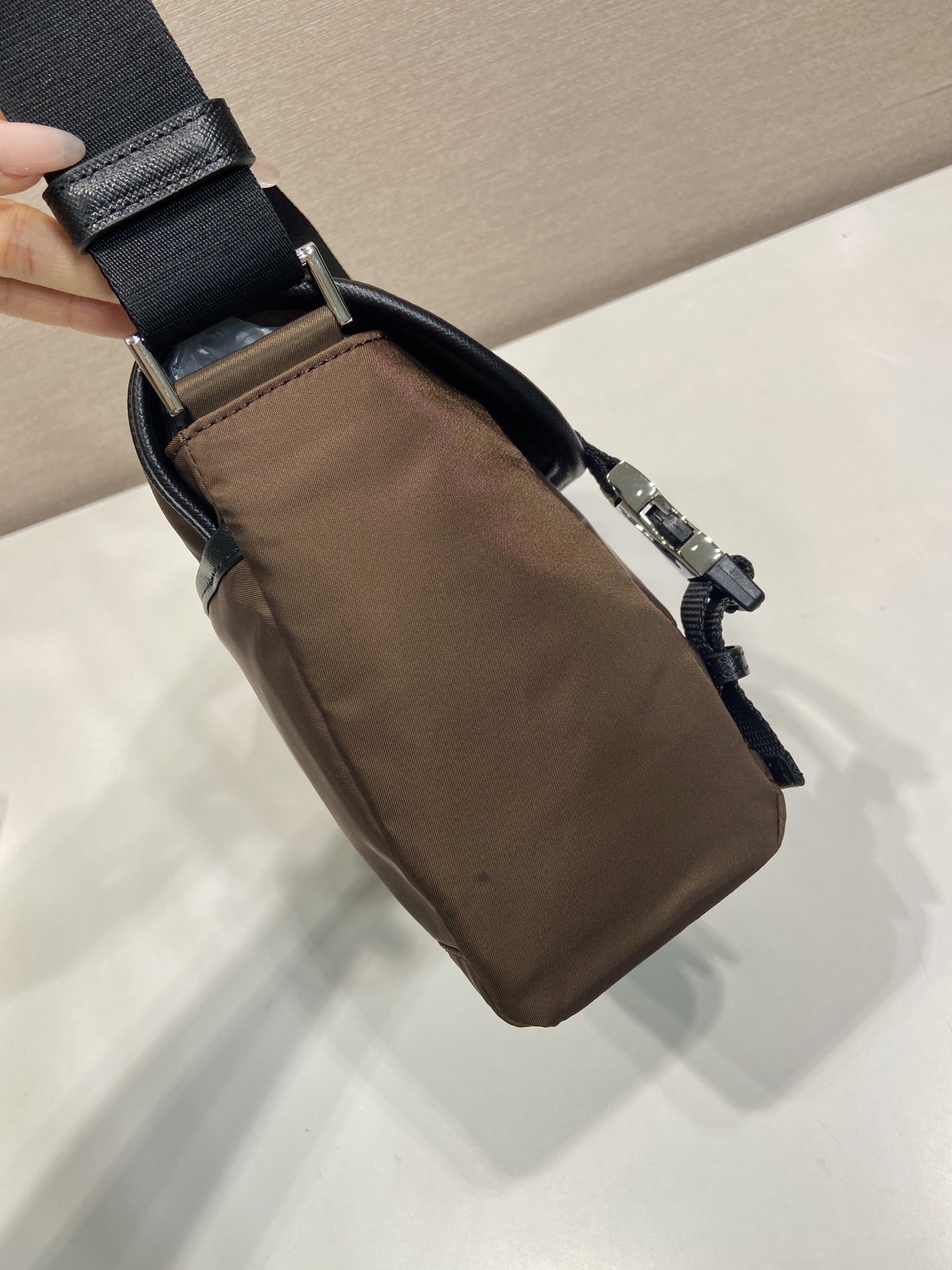 普拉达 PRADA Re-Nylon  复古三角形 邮差包 单肩包 斜挎包 棕色F0 2VD066_2DMG_F0038_V_OOM