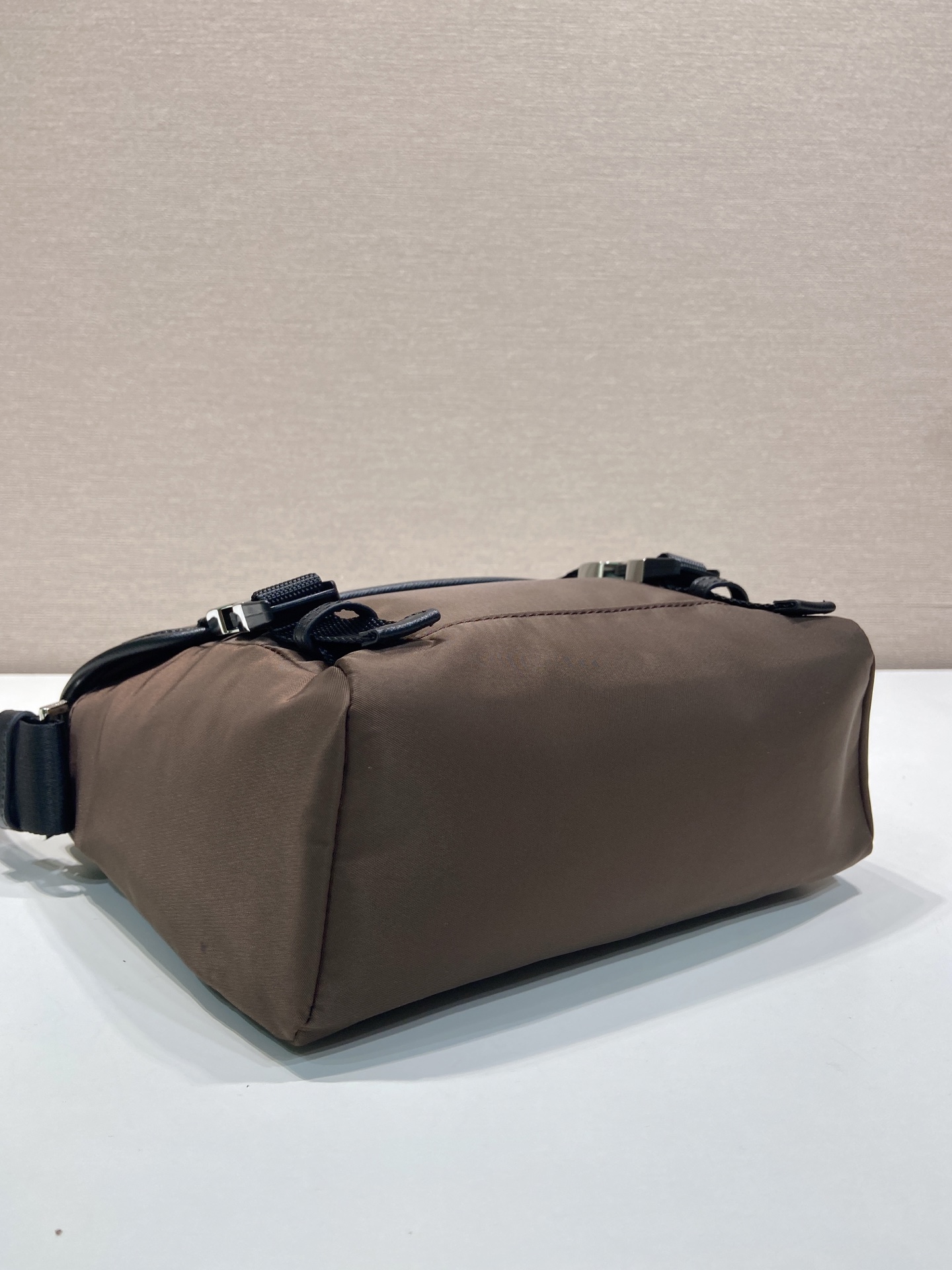 普拉达 PRADA Re-Nylon  复古三角形 邮差包 单肩包 斜挎包 棕色F0 2VD066_2DMG_F0038_V_OOM