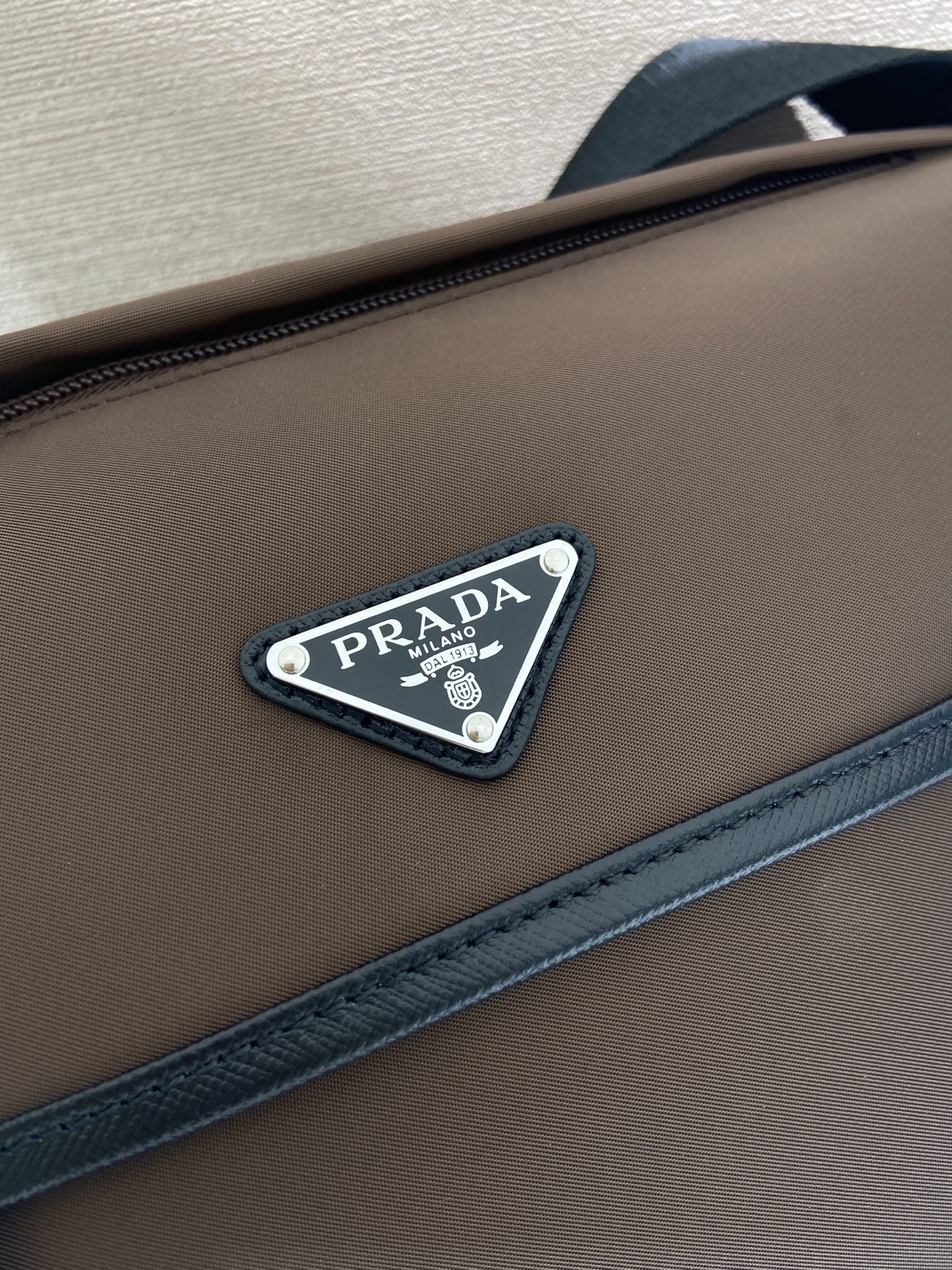 普拉达 PRADA Re-Nylon  复古三角形 邮差包 单肩包 斜挎包 棕色F0 2VD066_2DMG_F0038_V_OOM