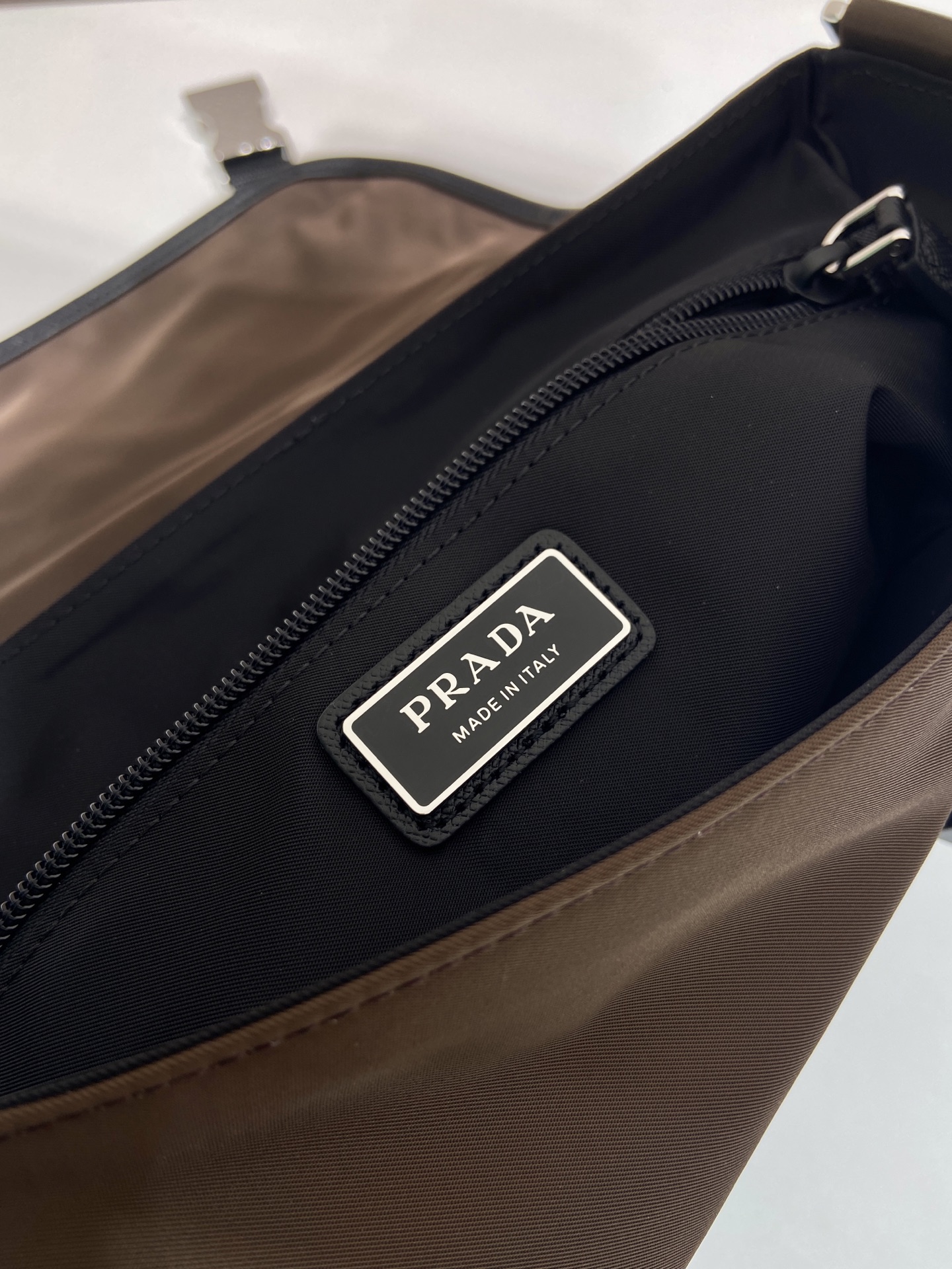 普拉达 PRADA Re-Nylon  复古三角形 邮差包 单肩包 斜挎包 棕色F0 2VD066_2DMG_F0038_V_OOM