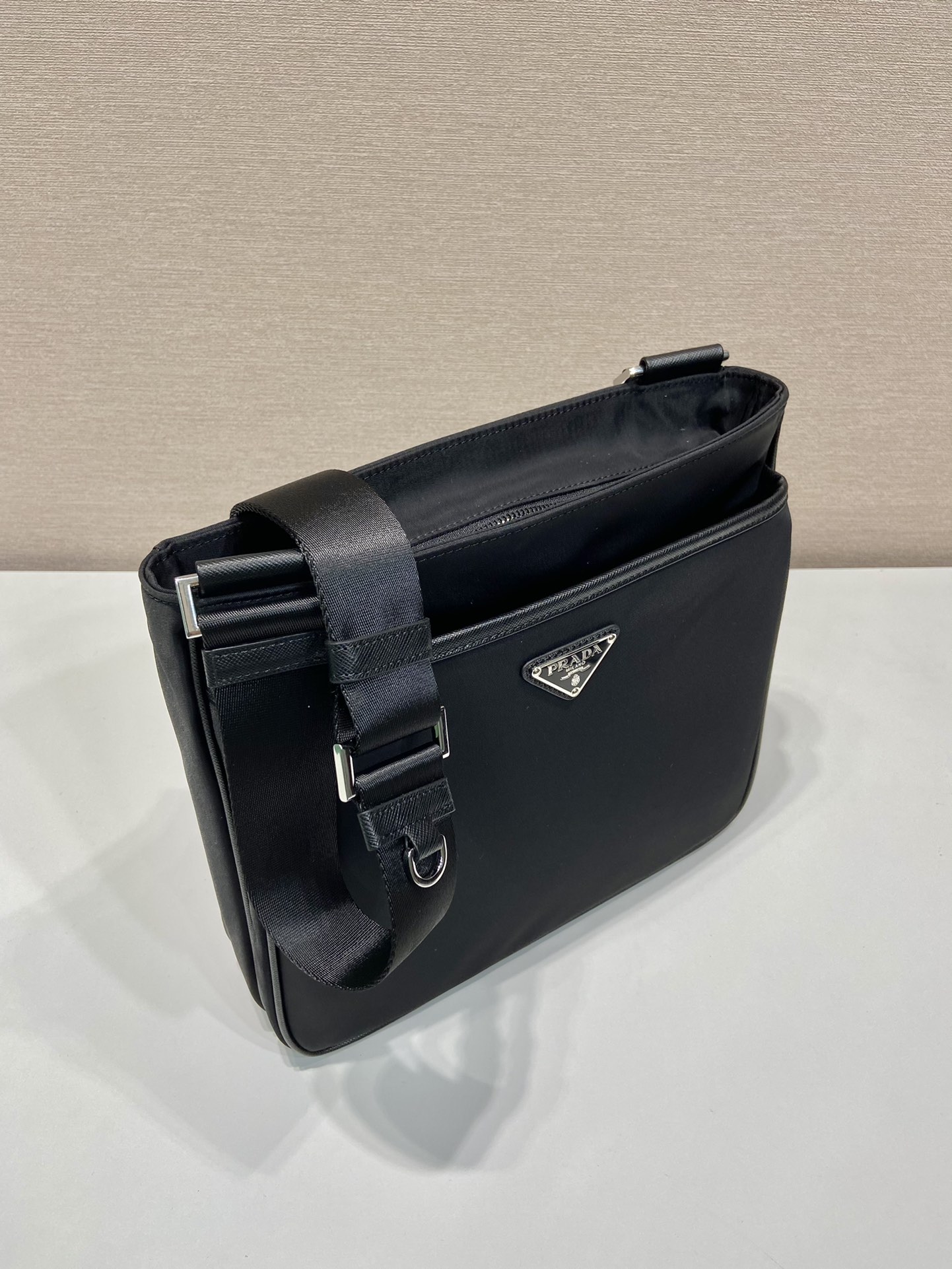 普拉达 PRADA Re-Nylon 三角标尼龙  单肩包 斜挎包  E0 2VH118-2DMH-F0002-V-OOO