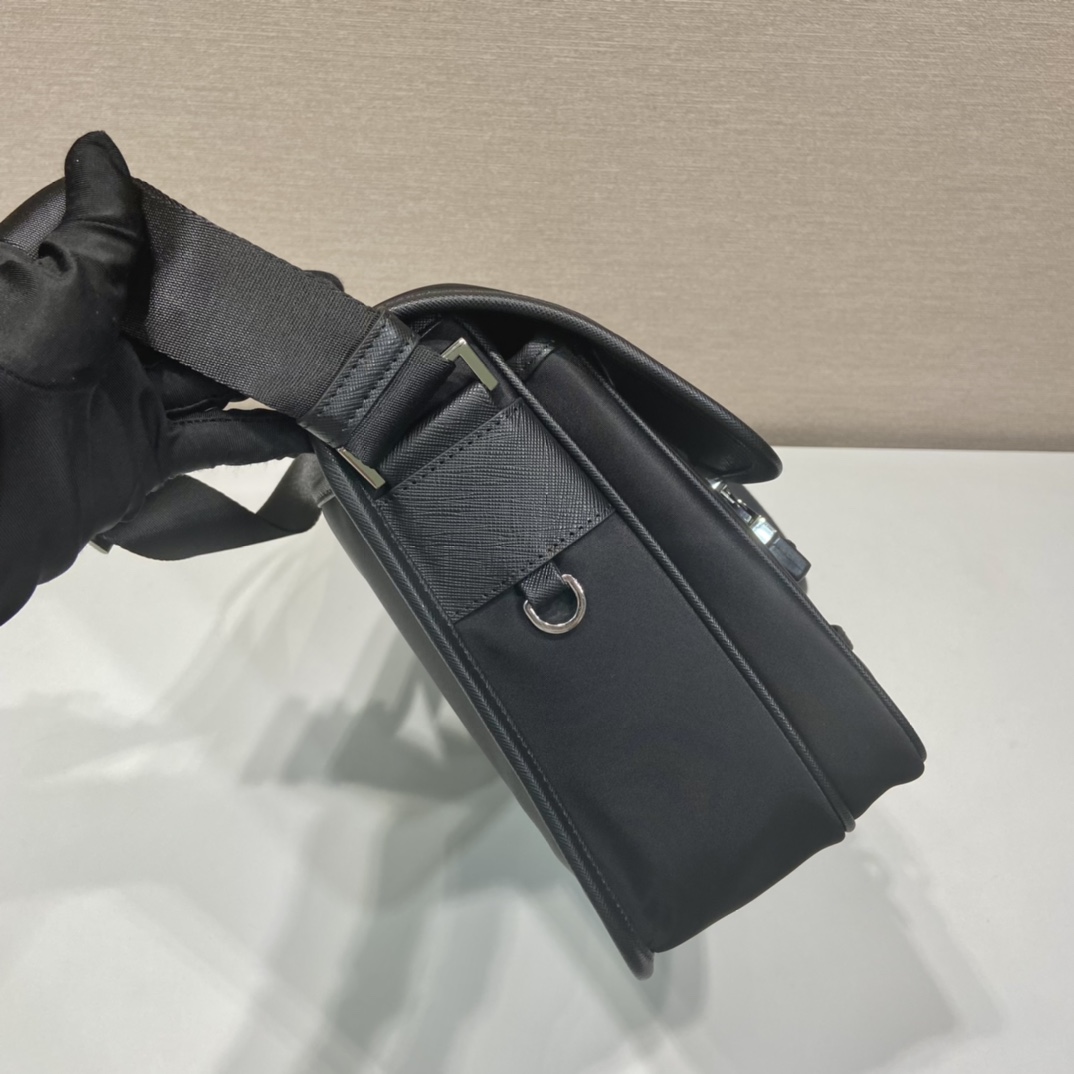 普拉达 PRADA Re-Nylon 压印 单肩包 斜挎包  E0 2VD768_064_F0002