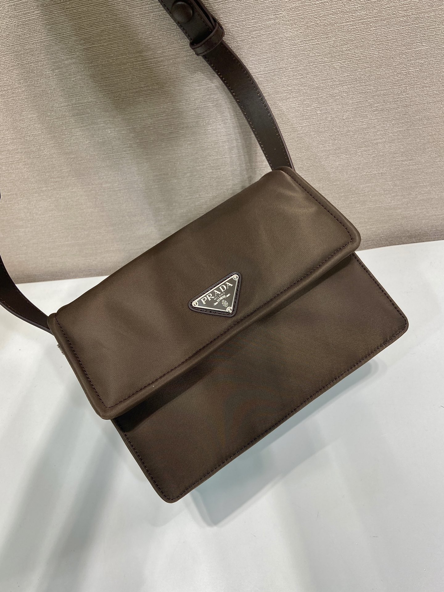 小号 普拉达 PRADA Re-Nylon三角标 托特手提包 单肩包 E0 棕色 1BD313_RDLN_F0038_V_OOO
