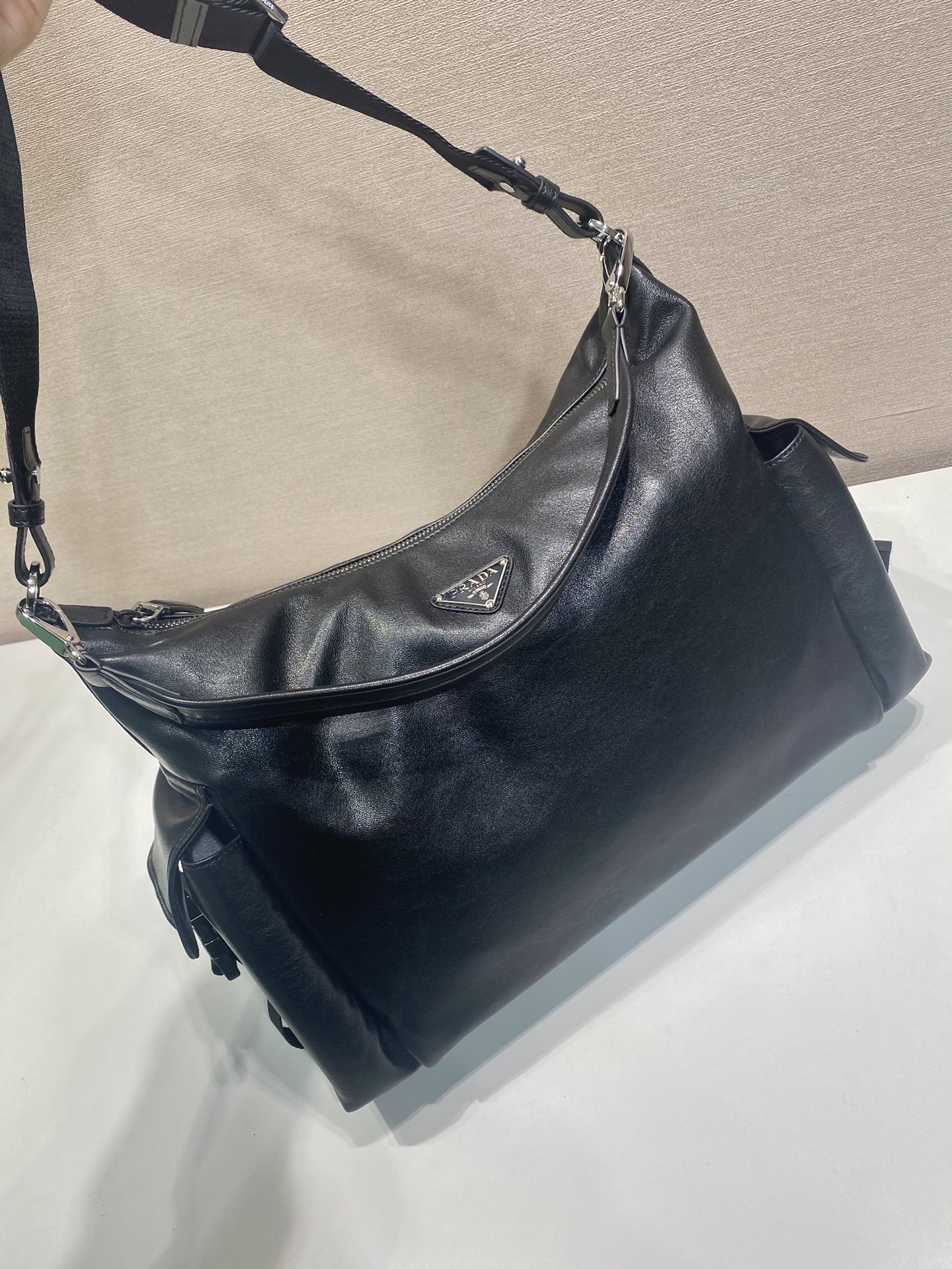 普拉达 PRADA  Explore 三角标 单肩手提包 牛皮 黑色 F0 2VH204_2HE8_F0002