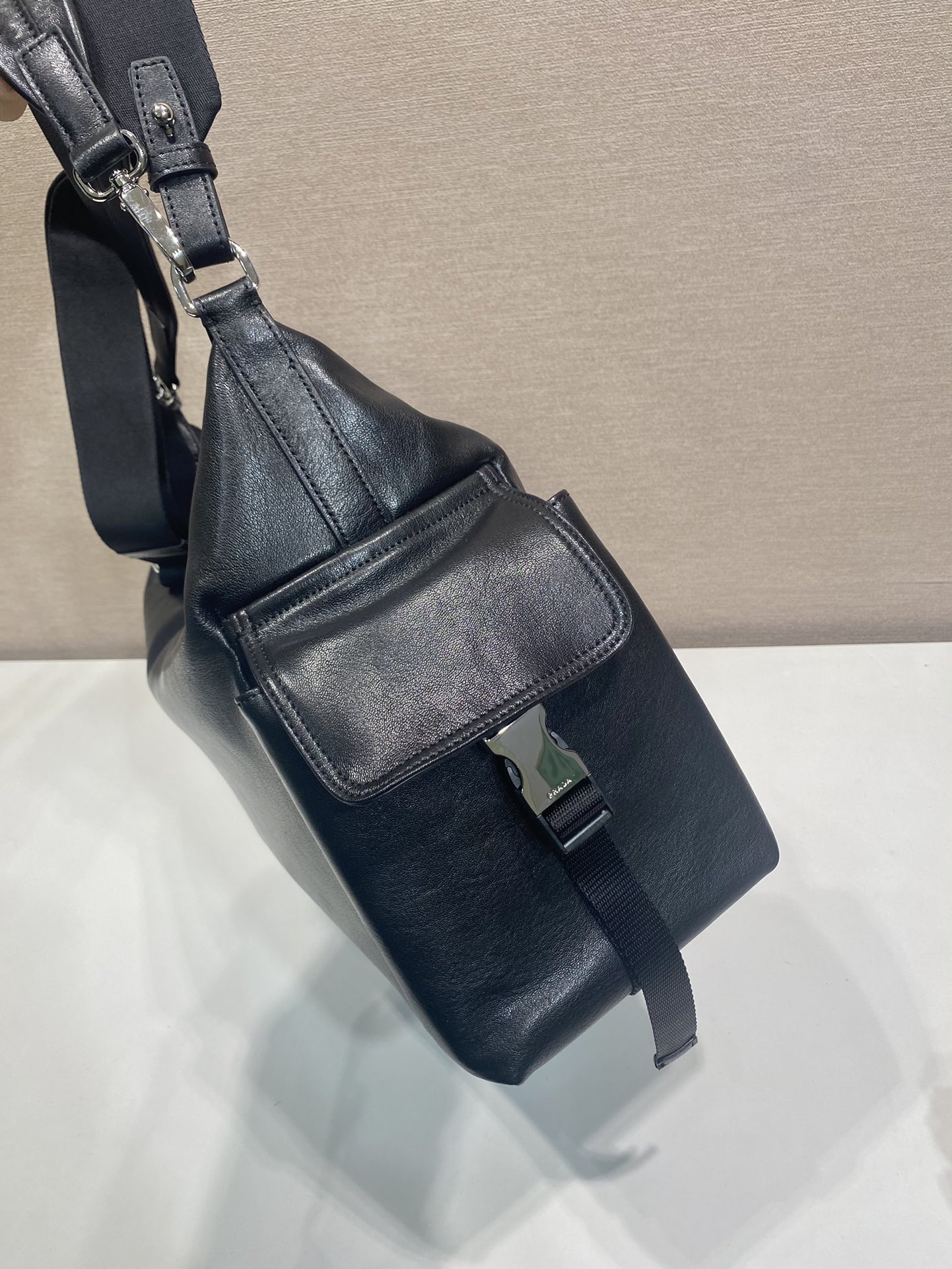 普拉达 PRADA  Explore 三角标 单肩手提包 牛皮 黑色 F0 2VH204_2HE8_F0002