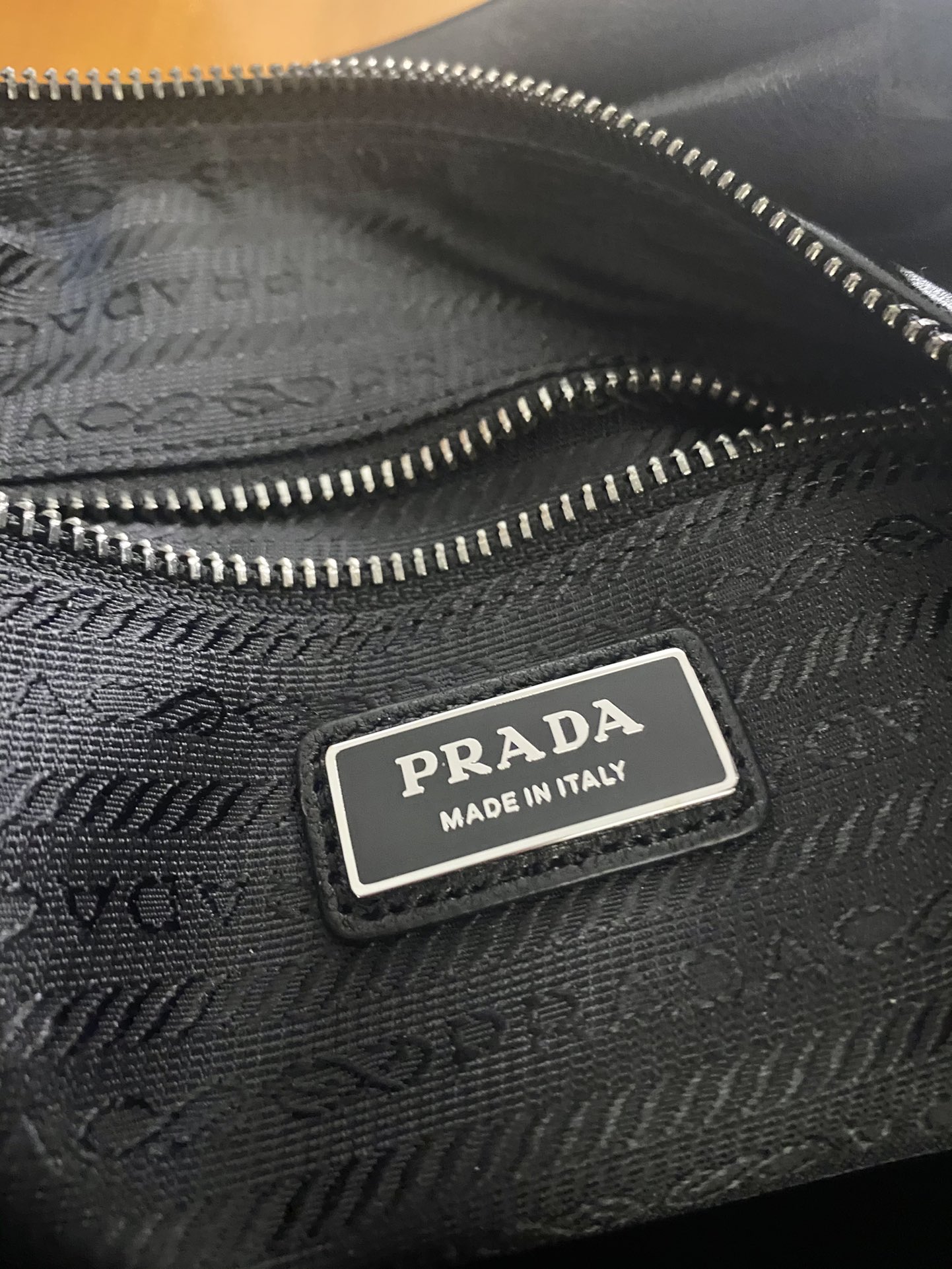 普拉达 PRADA  Explore 三角标 单肩手提包 牛皮 黑色 F0 2VH204_2HE8_F0002