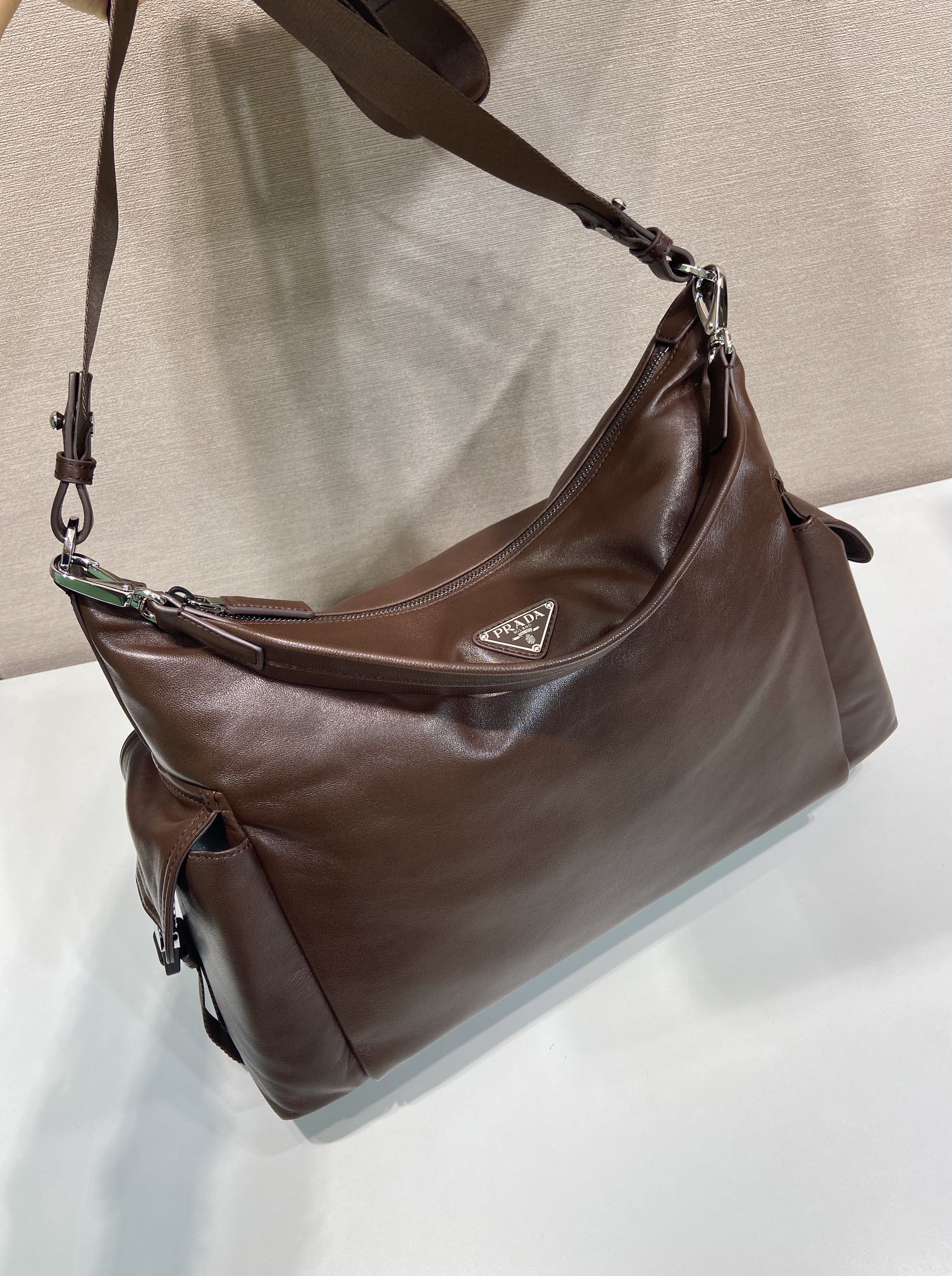 普拉达 PRADA  Explore 三角标 单肩手提包 牛皮 棕色 F0 2VH204_2HE8_F0201_V_OOO