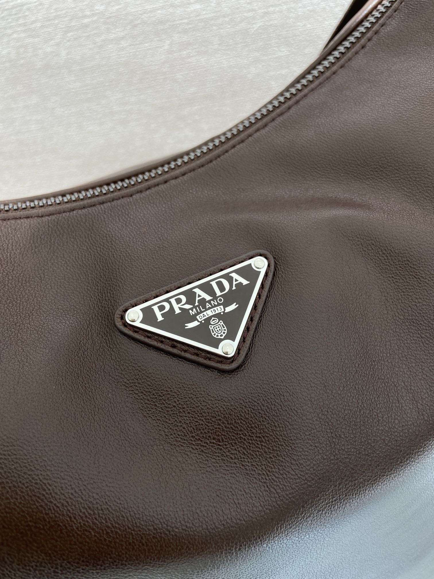 普拉达 PRADA  Explore 三角标 单肩手提包 牛皮 棕色 F0 2VH204_2HE8_F0201_V_OOO