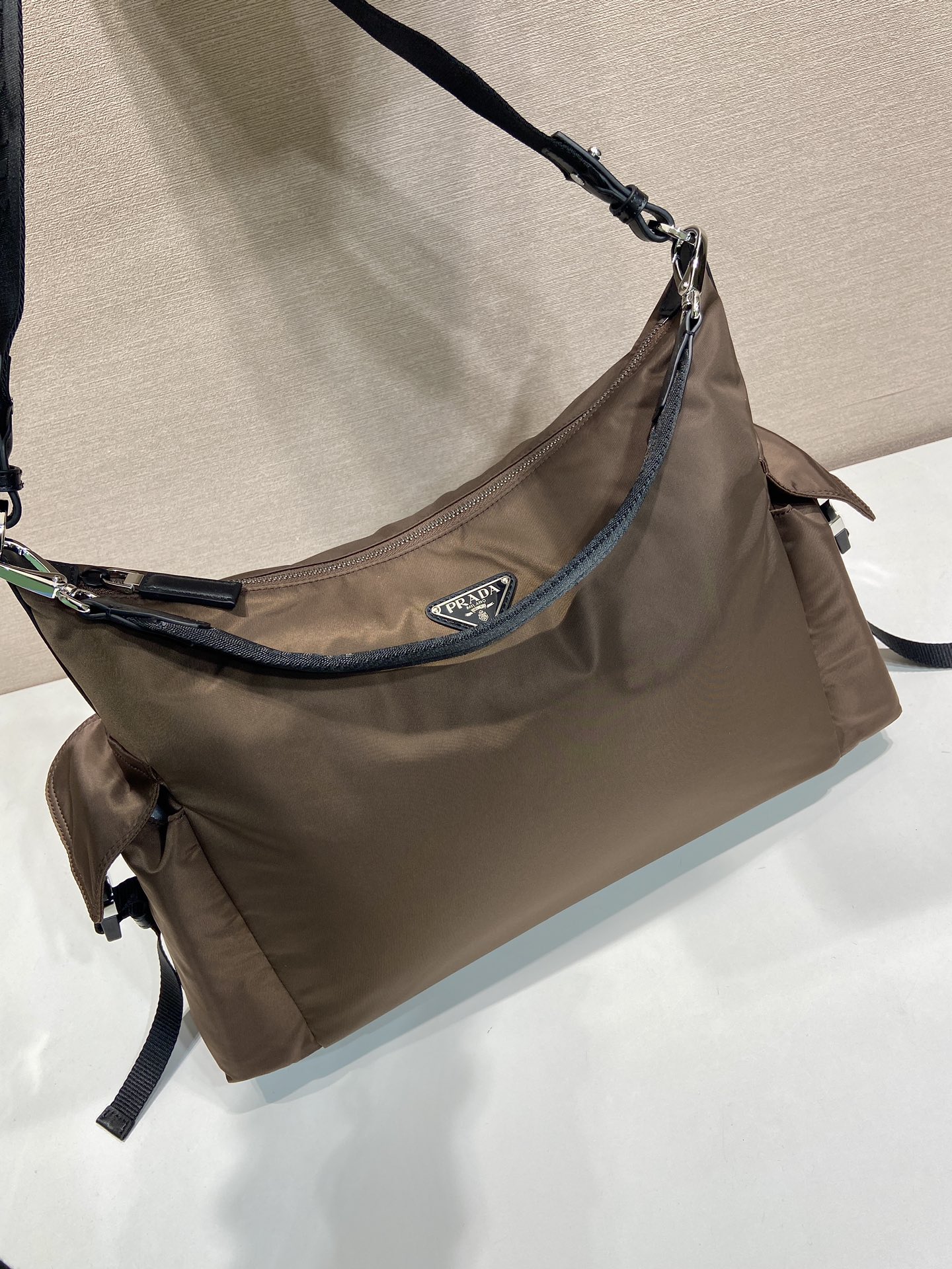 普拉达 PRADA  Explore 三角标 单肩手提包 尼龙 焦褐色 黑带 F02VH204_2DW3_F0038_V_OOO