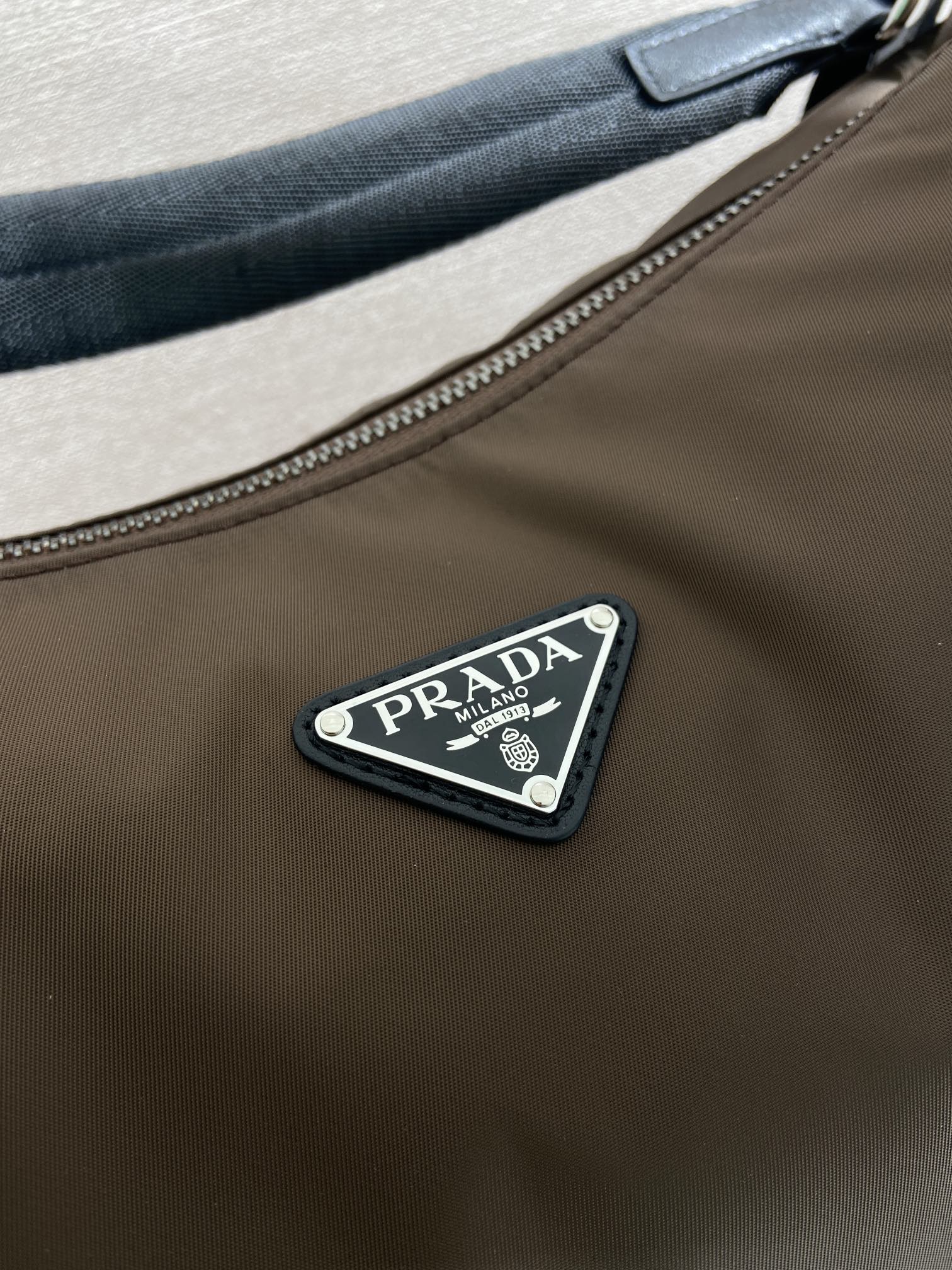 普拉达 PRADA  Explore 三角标 单肩手提包 尼龙 焦褐色 黑带 F02VH204_2DW3_F0038_V_OOO