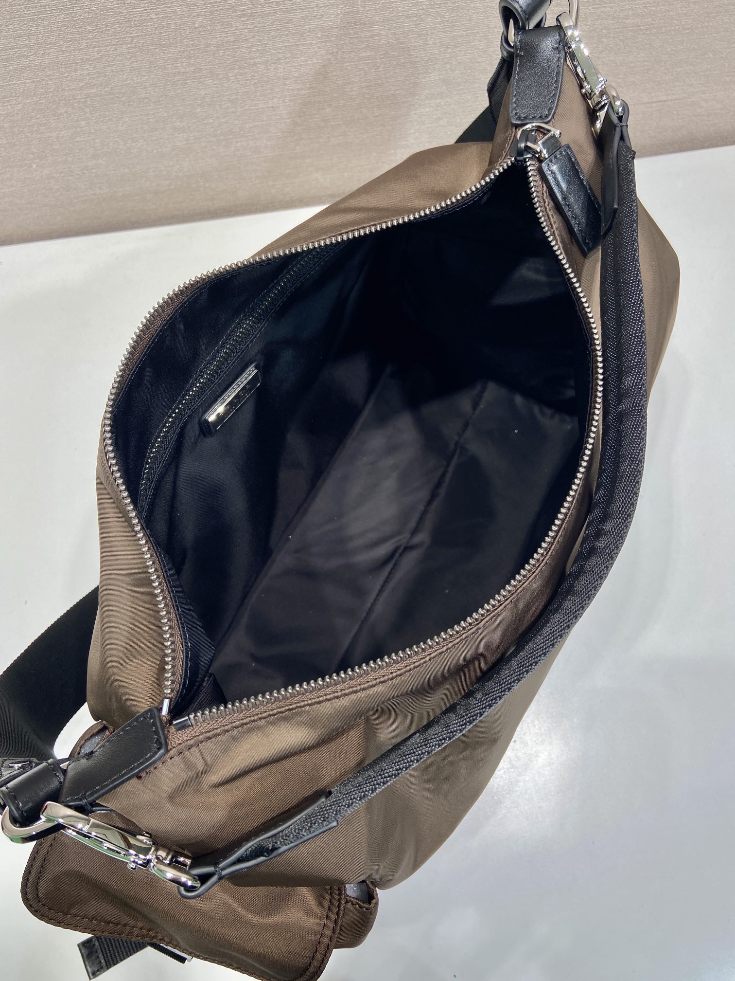普拉达 PRADA  Explore 三角标 单肩手提包 尼龙 焦褐色 黑带 F02VH204_2DW3_F0038_V_OOO