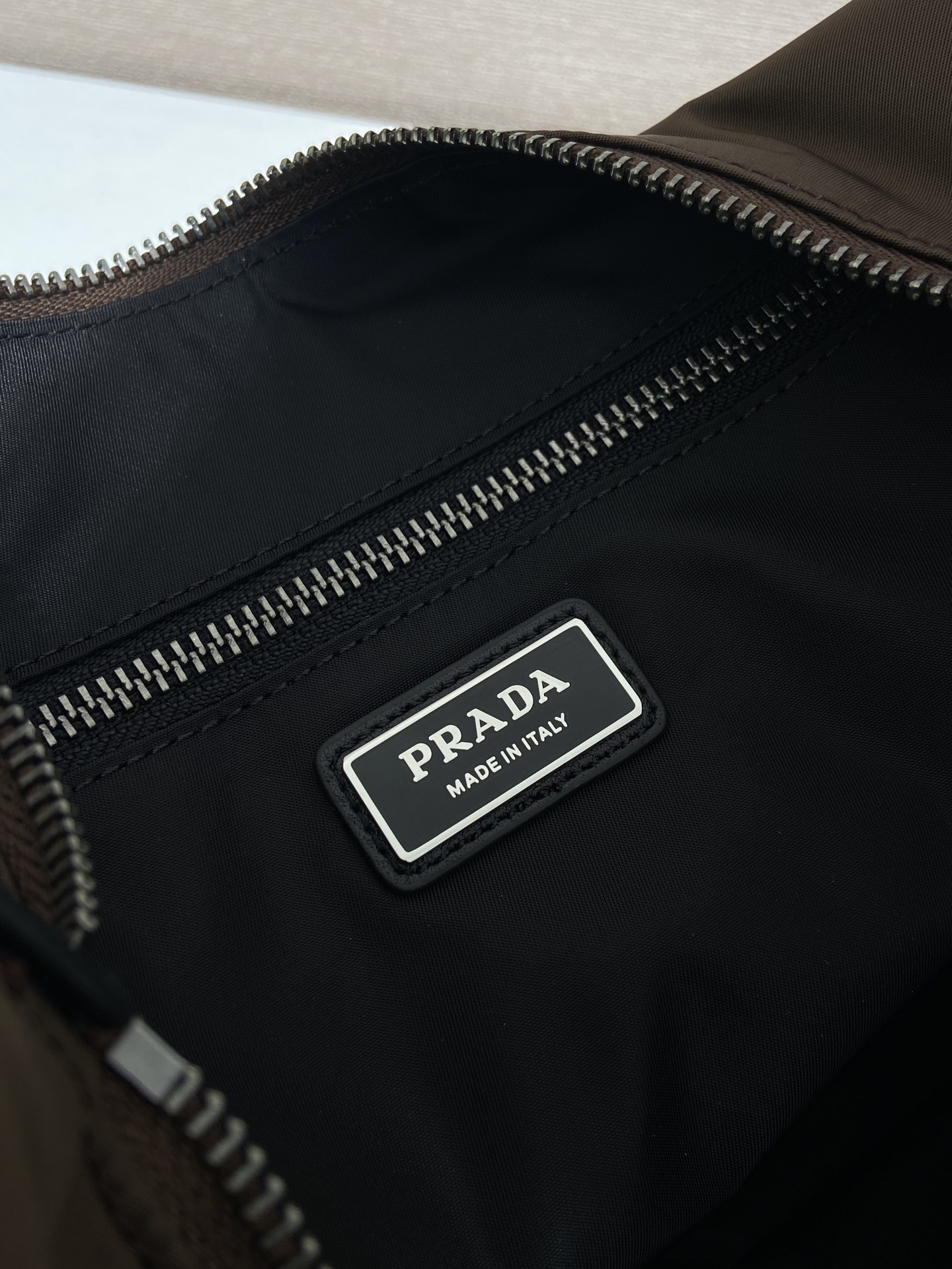 普拉达 PRADA  Explore 三角标 单肩手提包 尼龙 焦褐色 黑带 F02VH204_2DW3_F0038_V_OOO