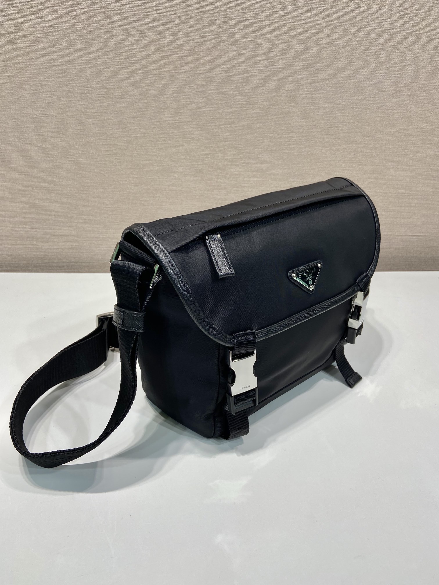 small 普拉达 PRADA Re-Nylon  复古三角形 邮差包 单肩包 斜挎包 黑色 F0 2VD066_2DMG_F0002