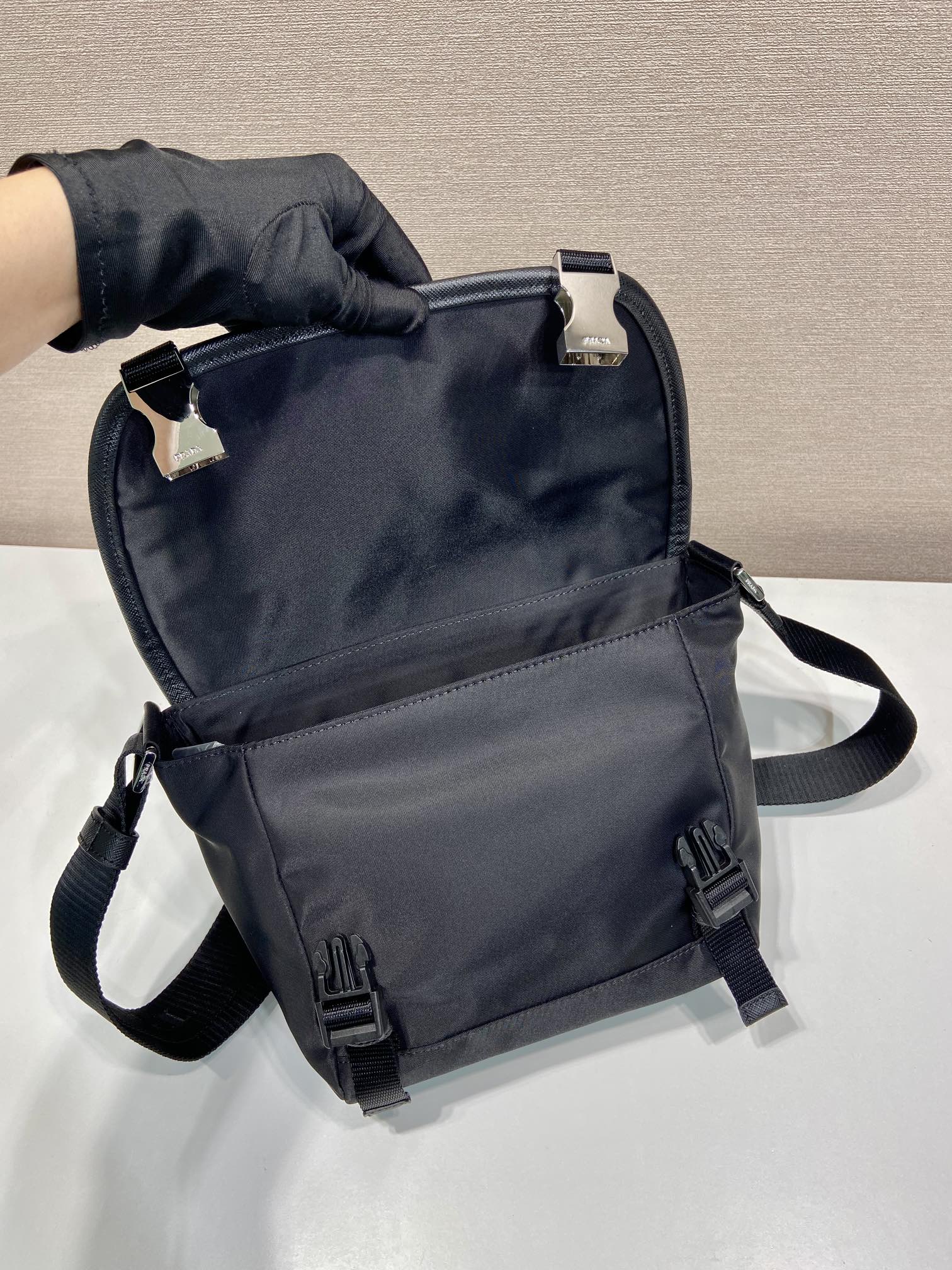 small 普拉达 PRADA Re-Nylon  复古三角形 邮差包 单肩包 斜挎包 黑色 F0 2VD066_2DMG_F0002