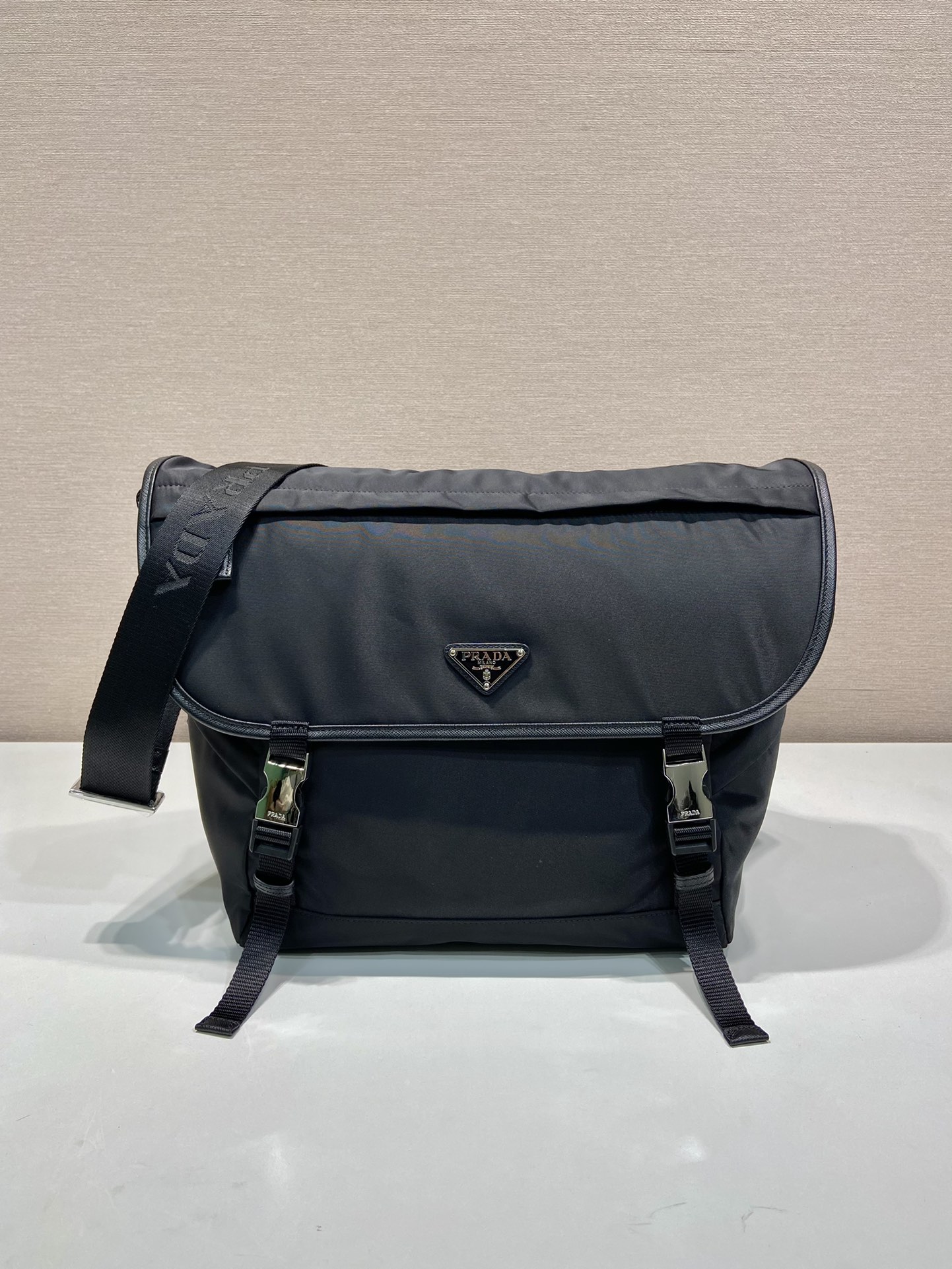 普拉达 PRADA Re-Nylon  复古三角形 邮差包 单肩包 斜挎包  尼龙黑色 F0 2VD052_2DMG_F0002_V_OOO