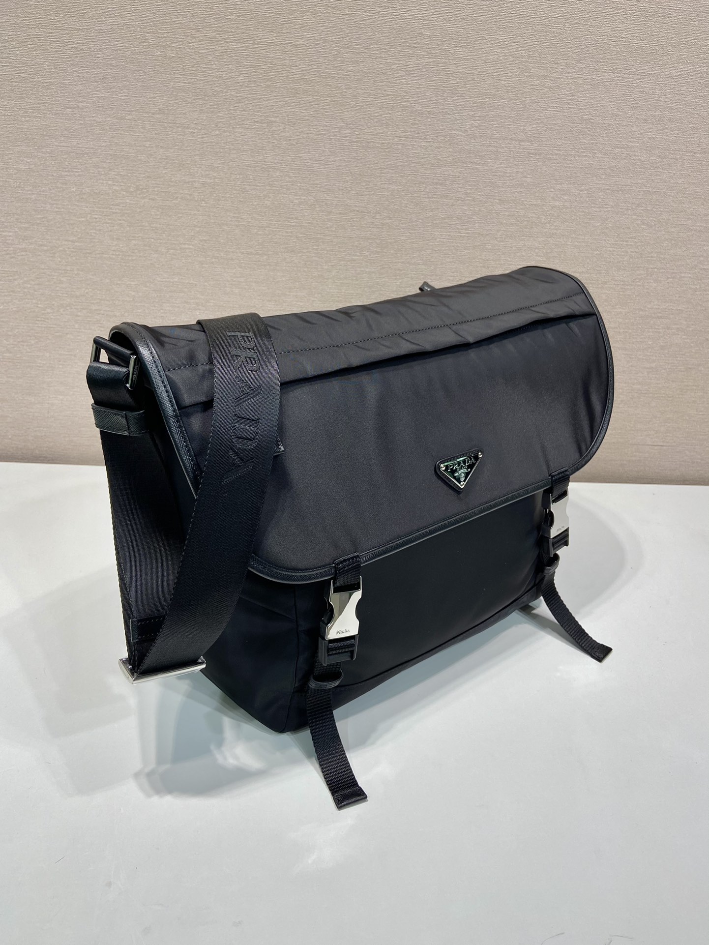 普拉达 PRADA Re-Nylon  复古三角形 邮差包 单肩包 斜挎包  尼龙黑色 F0 2VD052_2DMG_F0002_V_OOO