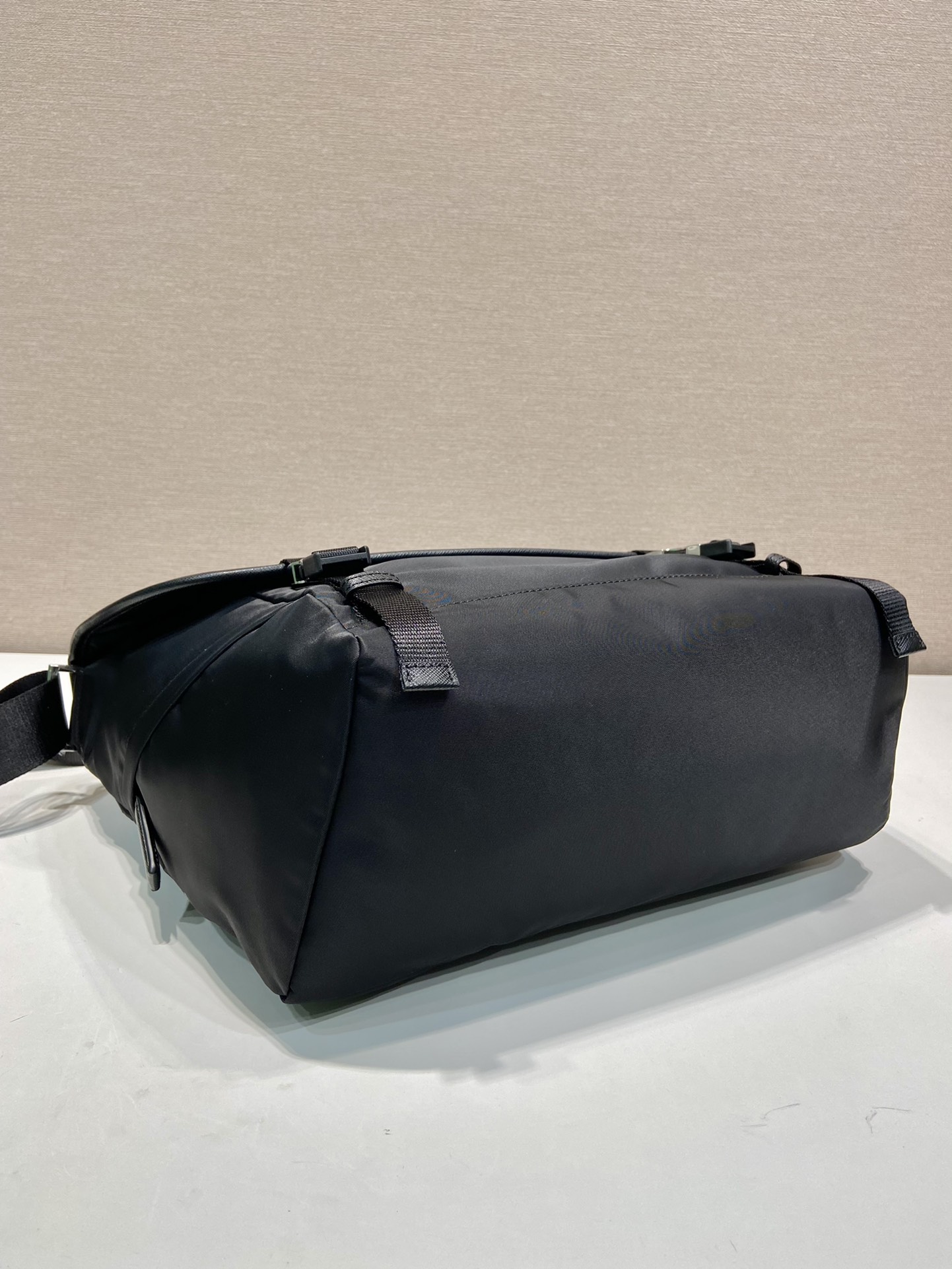普拉达 PRADA Re-Nylon  复古三角形 邮差包 单肩包 斜挎包  尼龙黑色 F0 2VD052_2DMG_F0002_V_OOO