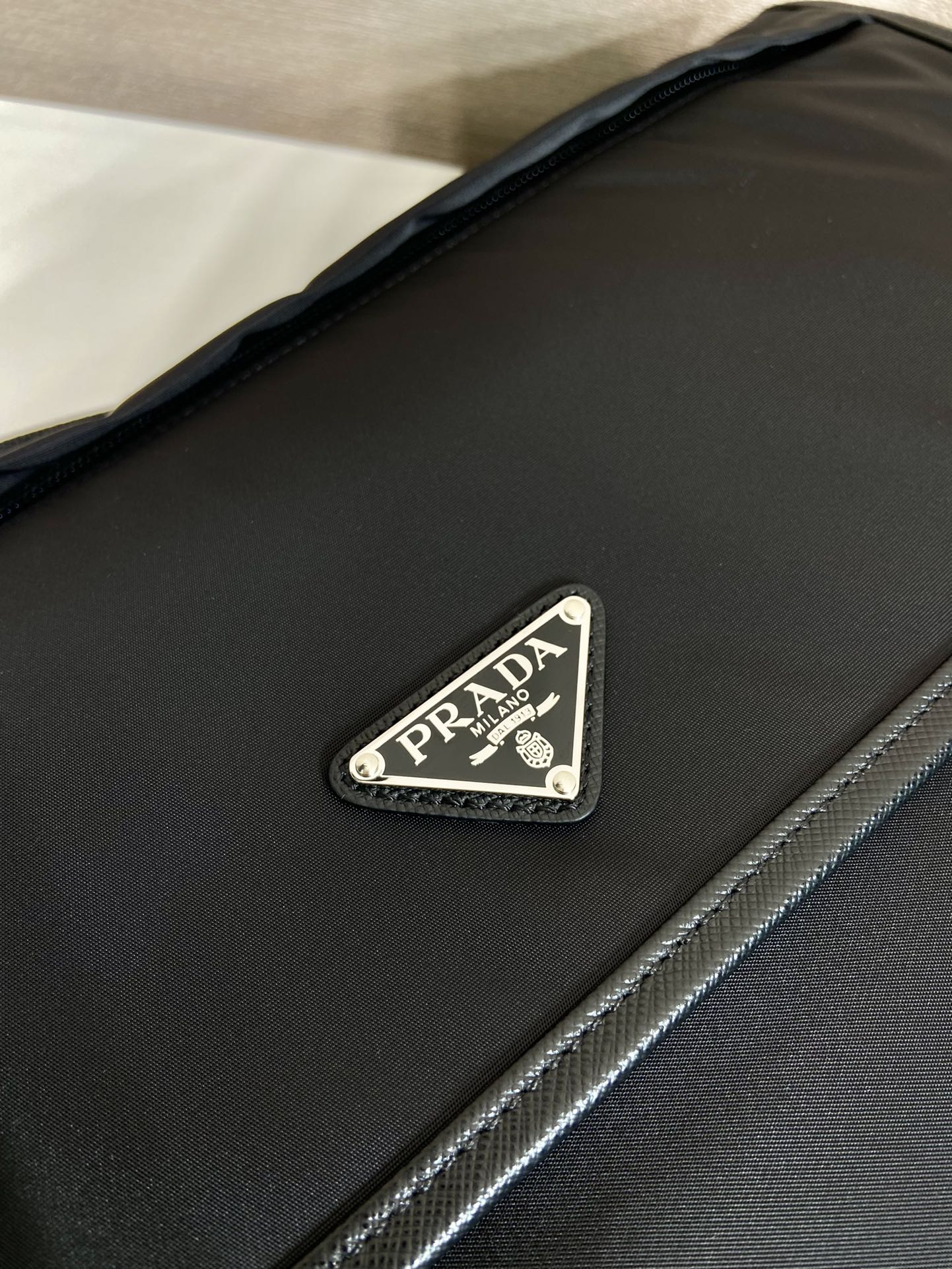 普拉达 PRADA Re-Nylon  复古三角形 邮差包 单肩包 斜挎包  尼龙黑色 F0 2VD052_2DMG_F0002_V_OOO