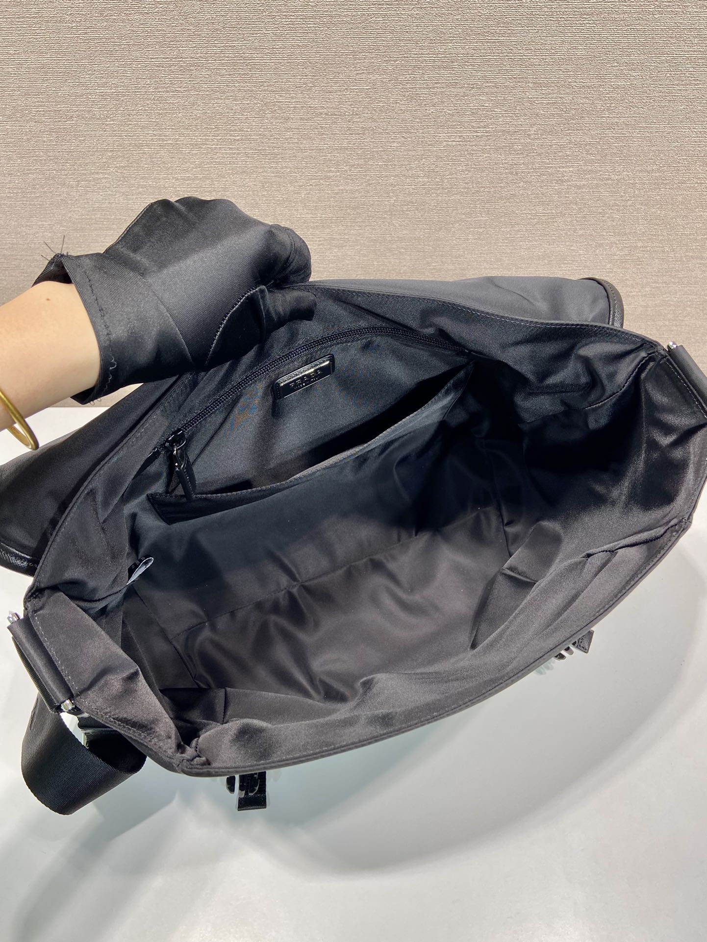 普拉达 PRADA Re-Nylon  复古三角形 邮差包 单肩包 斜挎包  尼龙黑色 F0 2VD052_2DMG_F0002_V_OOO