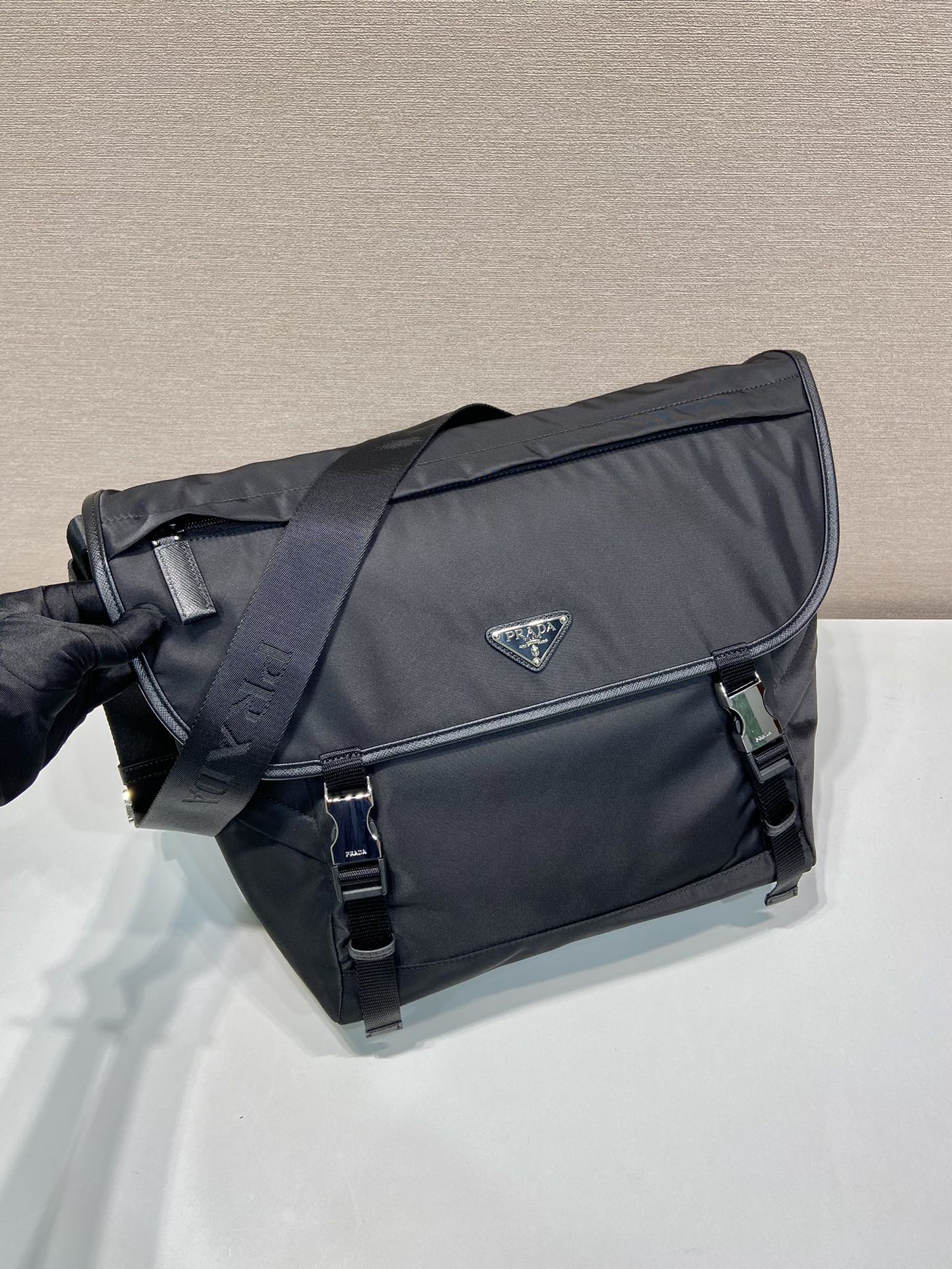 普拉达 PRADA Re-Nylon  复古三角形 邮差包 单肩包 斜挎包  尼龙黑色 F0 2VD052_2DMG_F0002_V_OOO