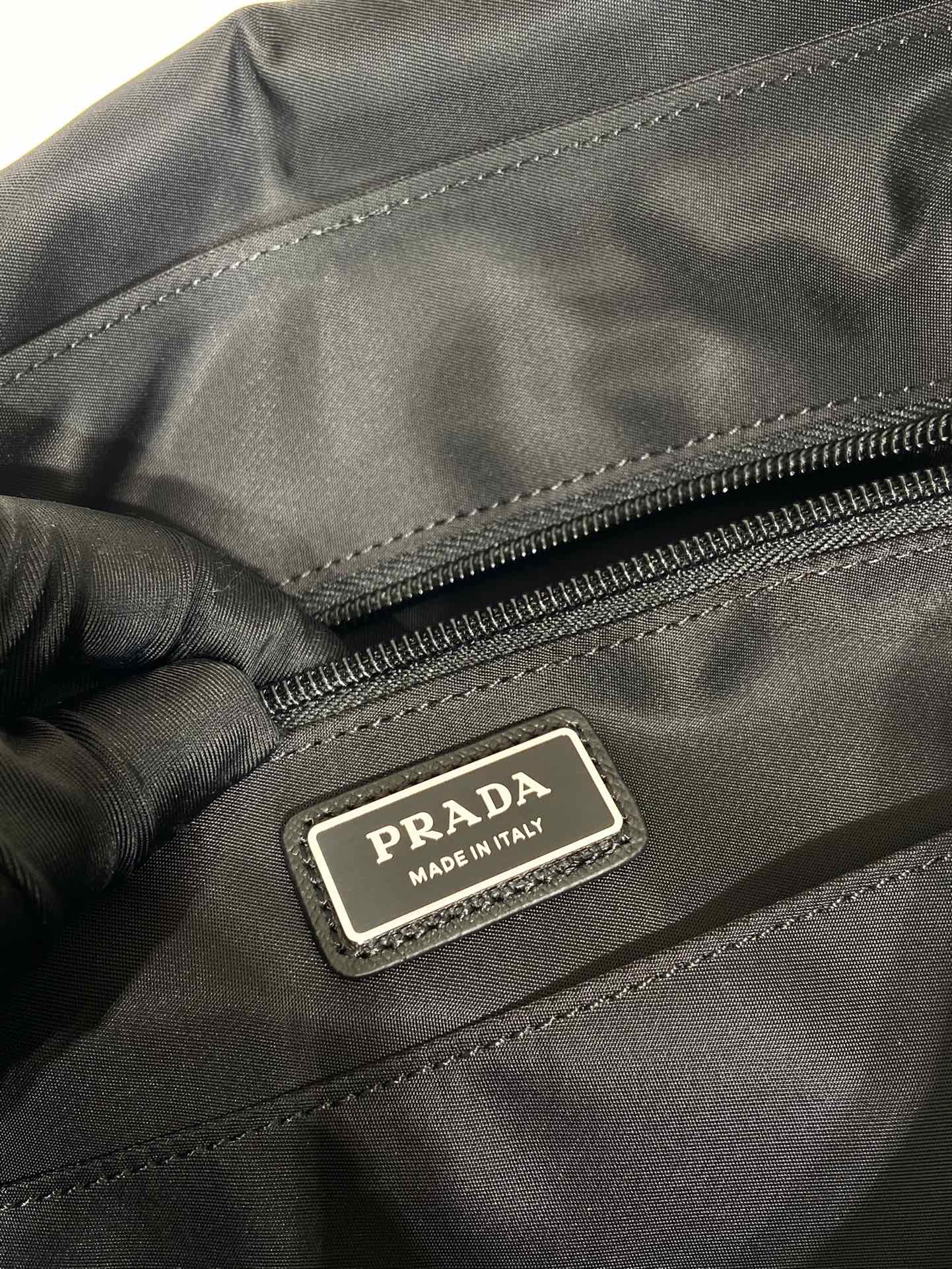 普拉达 PRADA Re-Nylon  复古三角形 邮差包 单肩包 斜挎包  尼龙黑色 F0 2VD052_2DMG_F0002_V_OOO