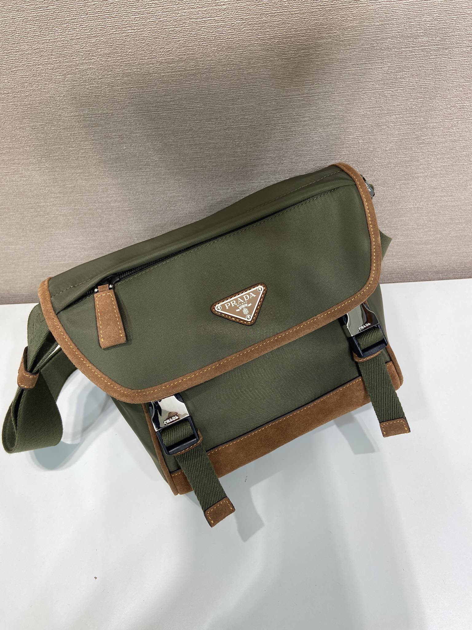 small 普拉达 PRADA Re-Nylon  复古三角形 邮差包 单肩包 斜挎包 棕色拼军绿色 F0 2VD066_384_F041O_V_OBF
